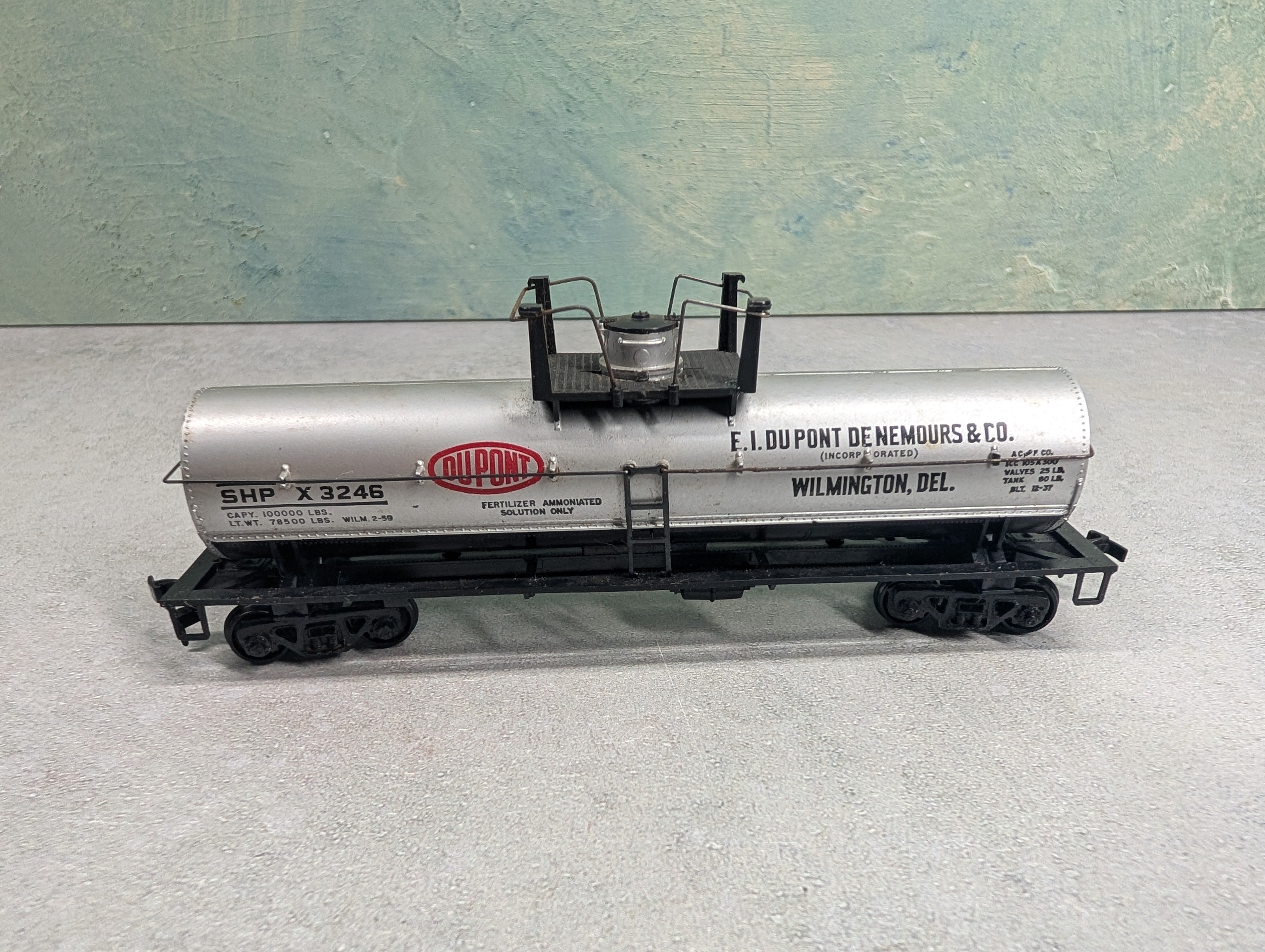 USED Athearn HO Scale Single Dome Tank Car Dupont SHPX #3246