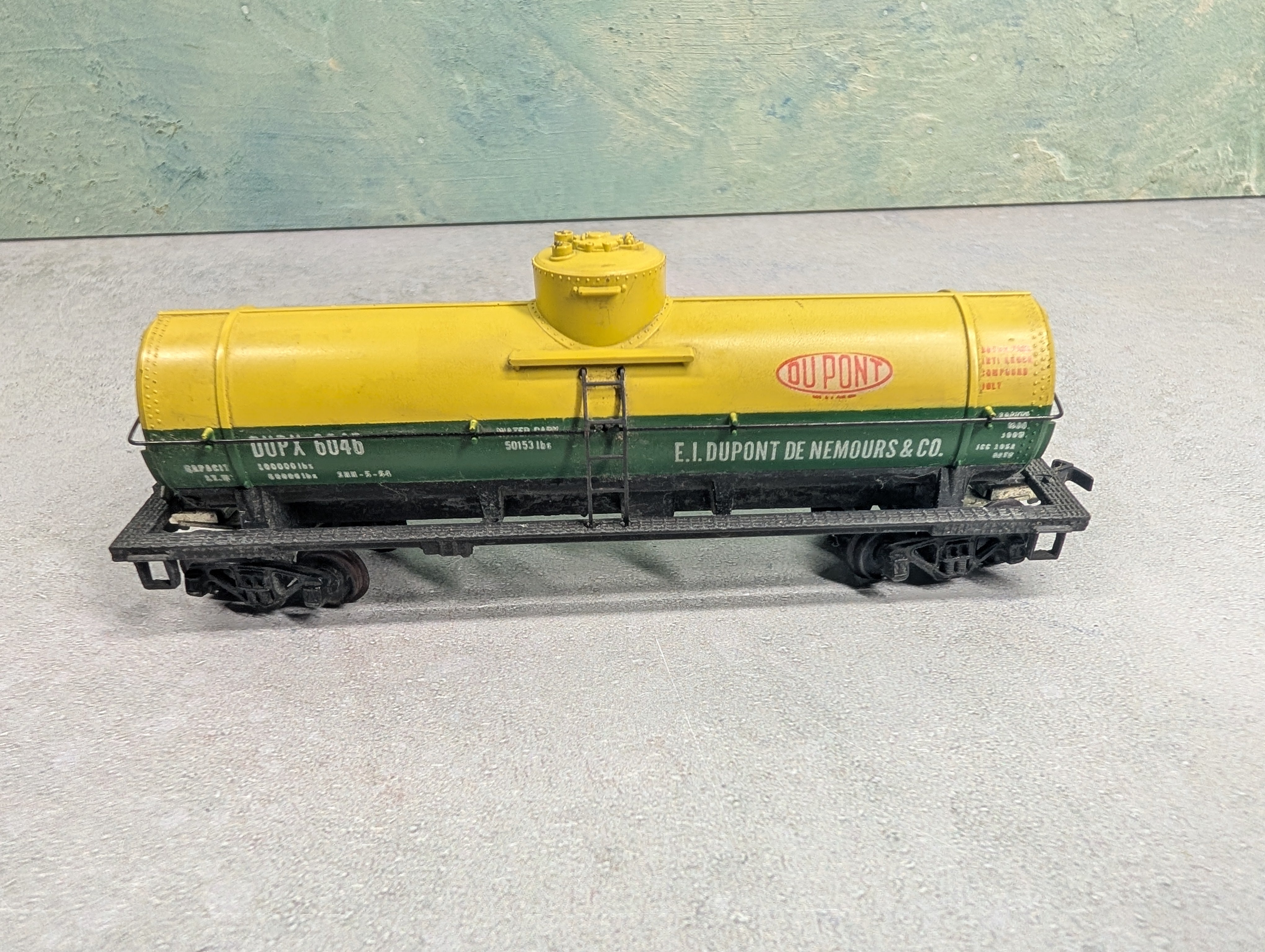 USED Mantua HO Scale Single Dome Tank Car Dupont DUPX #6046