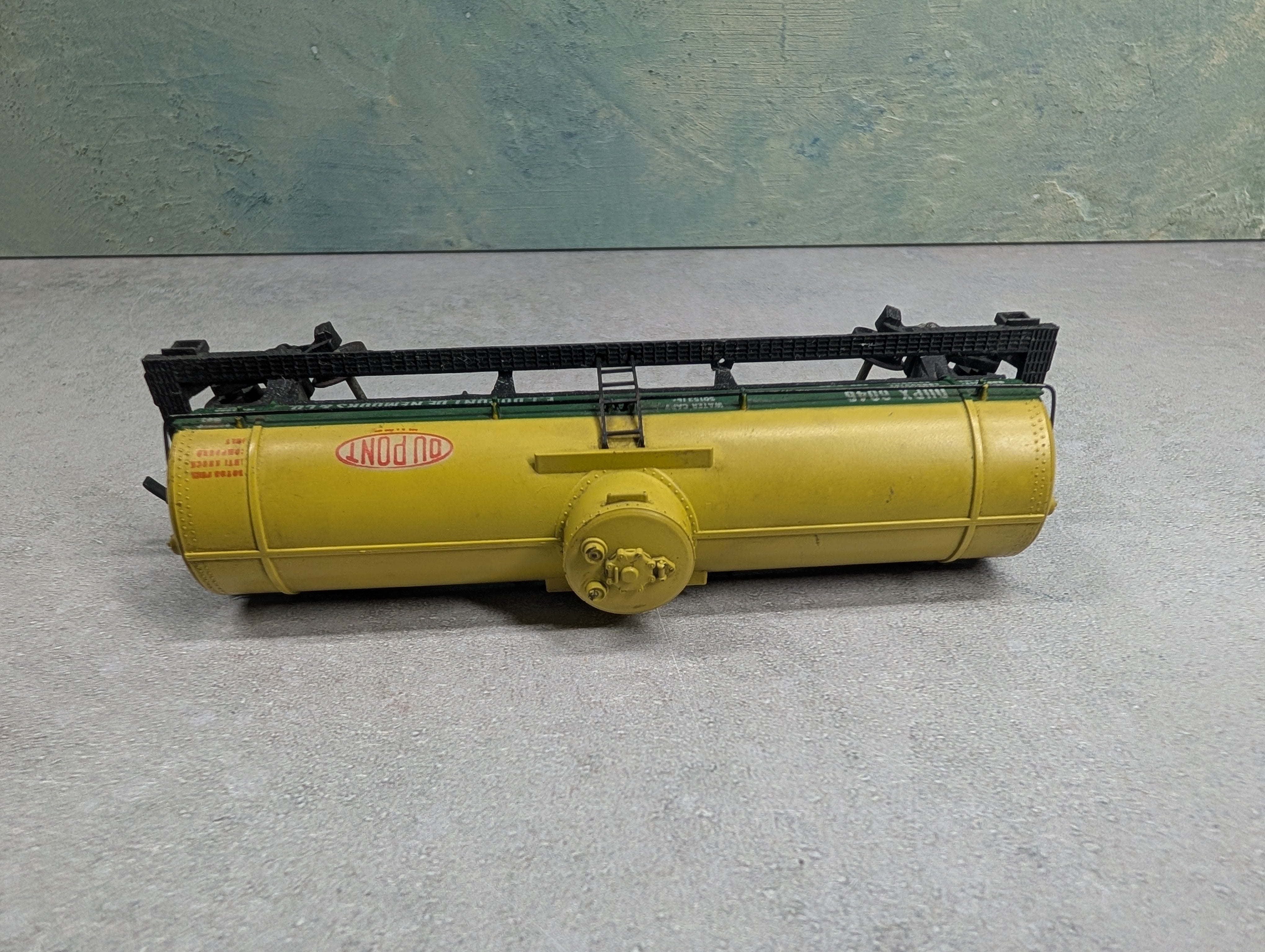 USED Mantua HO Scale Single Dome Tank Car Dupont DUPX #6046