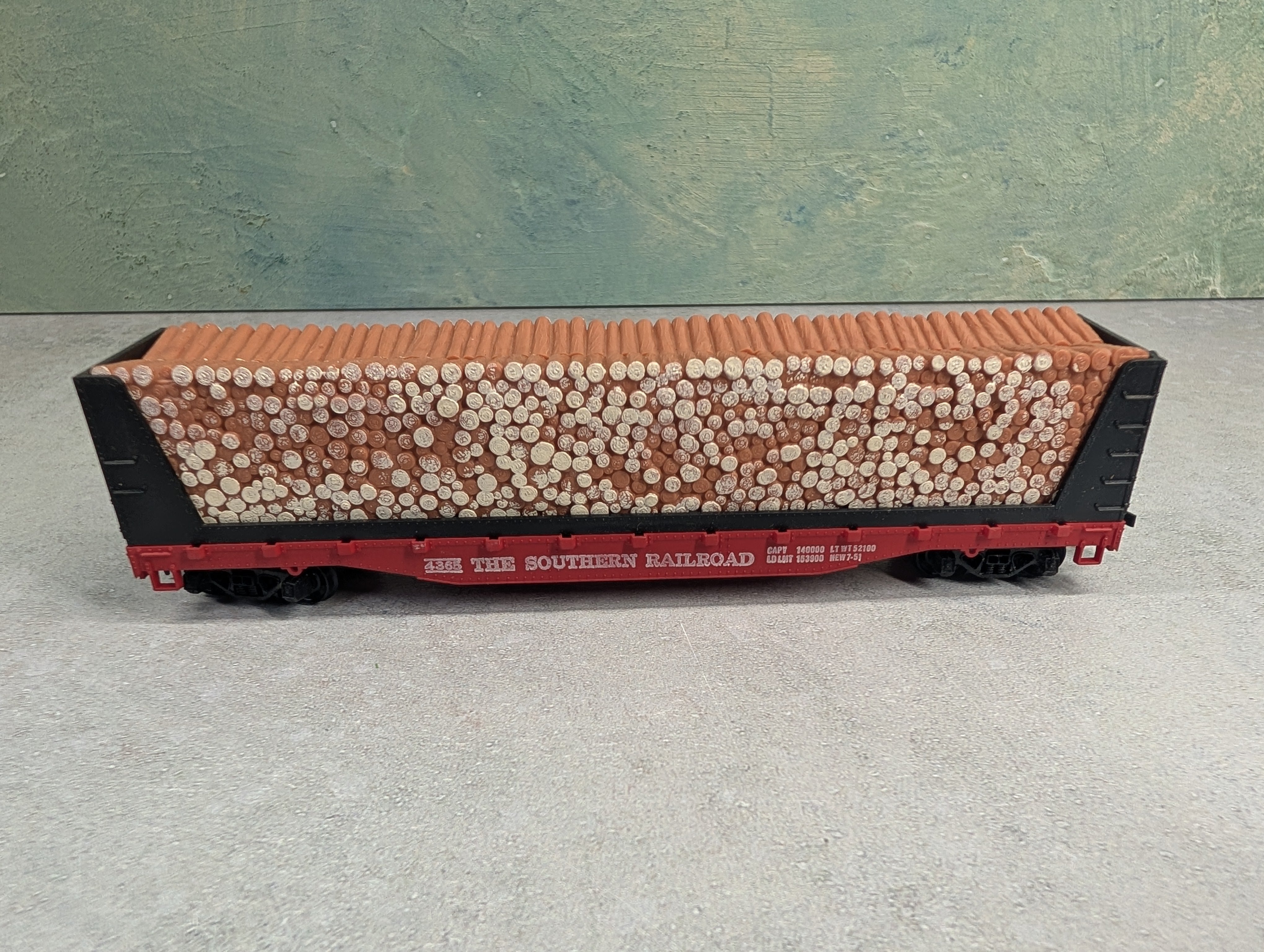 USED Tyco HO Scale 50' Bulkhead Flat Car (Brake Wheel) Southern #4365 w/ Pulpwood Load