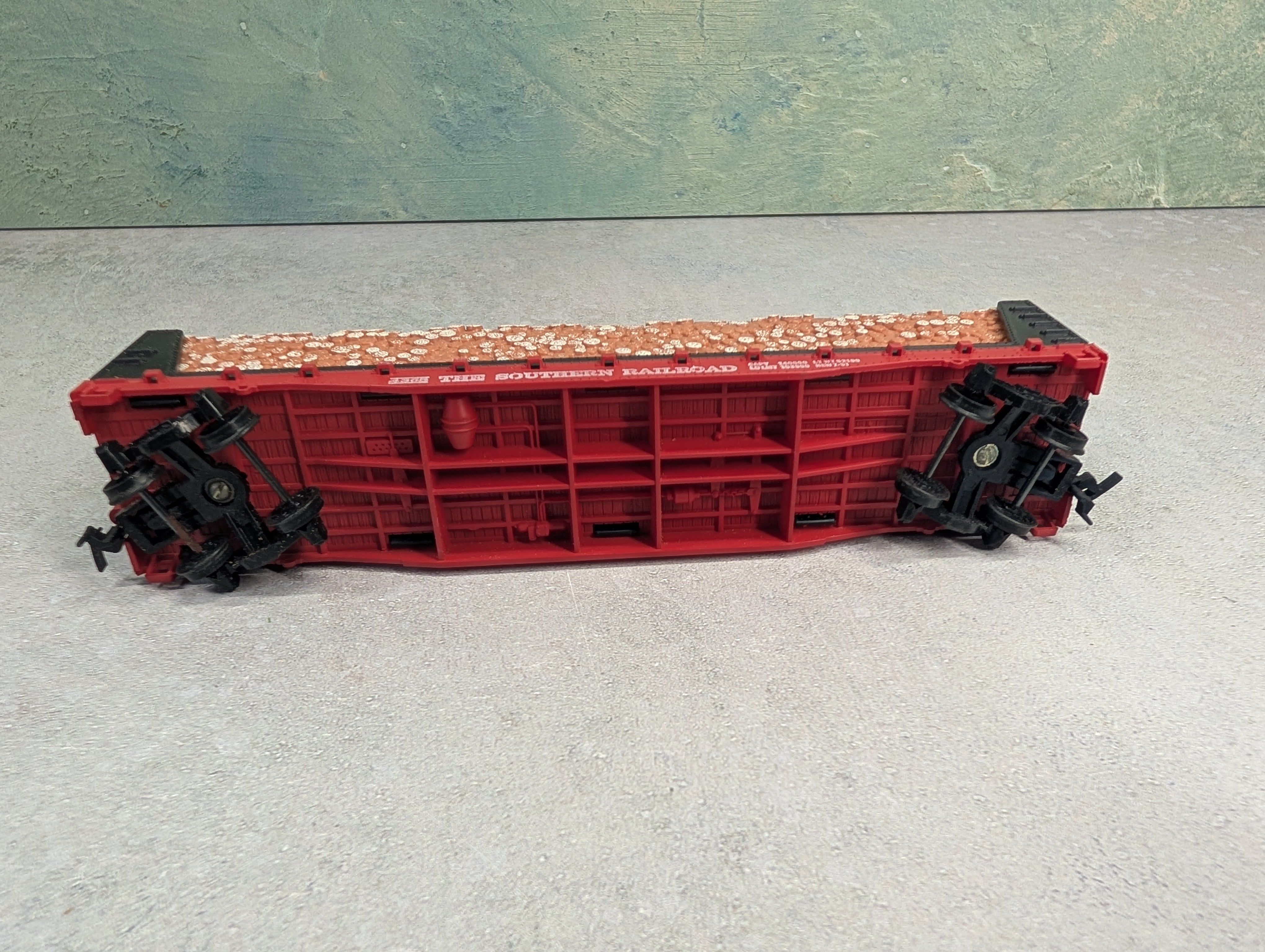 USED Tyco HO Scale 50' Bulkhead Flat Car (Brake Wheel) Southern #4365 w/ Pulpwood Load