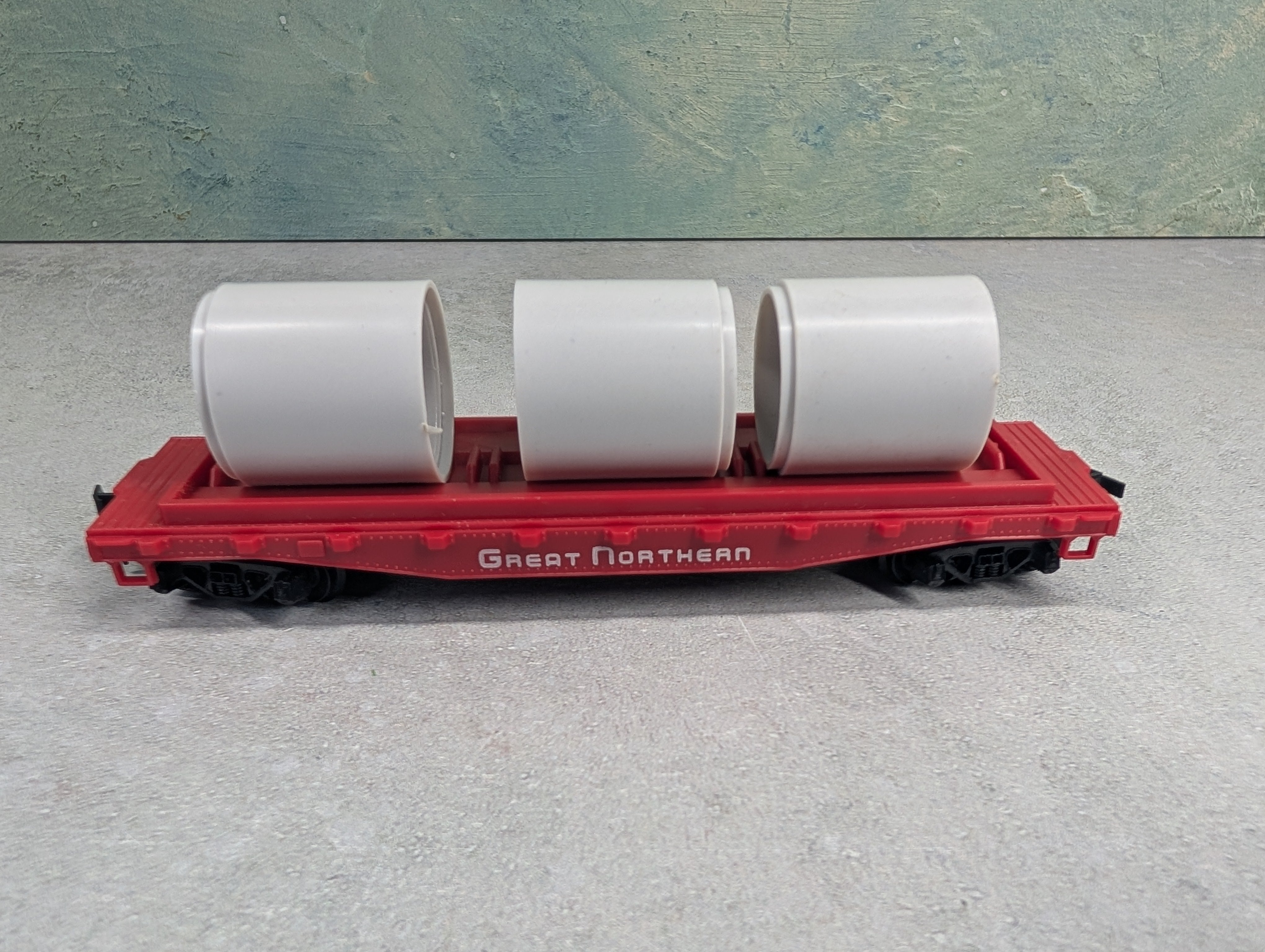 USED Tyco HO Scale 40' Flat Car Great Northern w/ Culvert Pipes