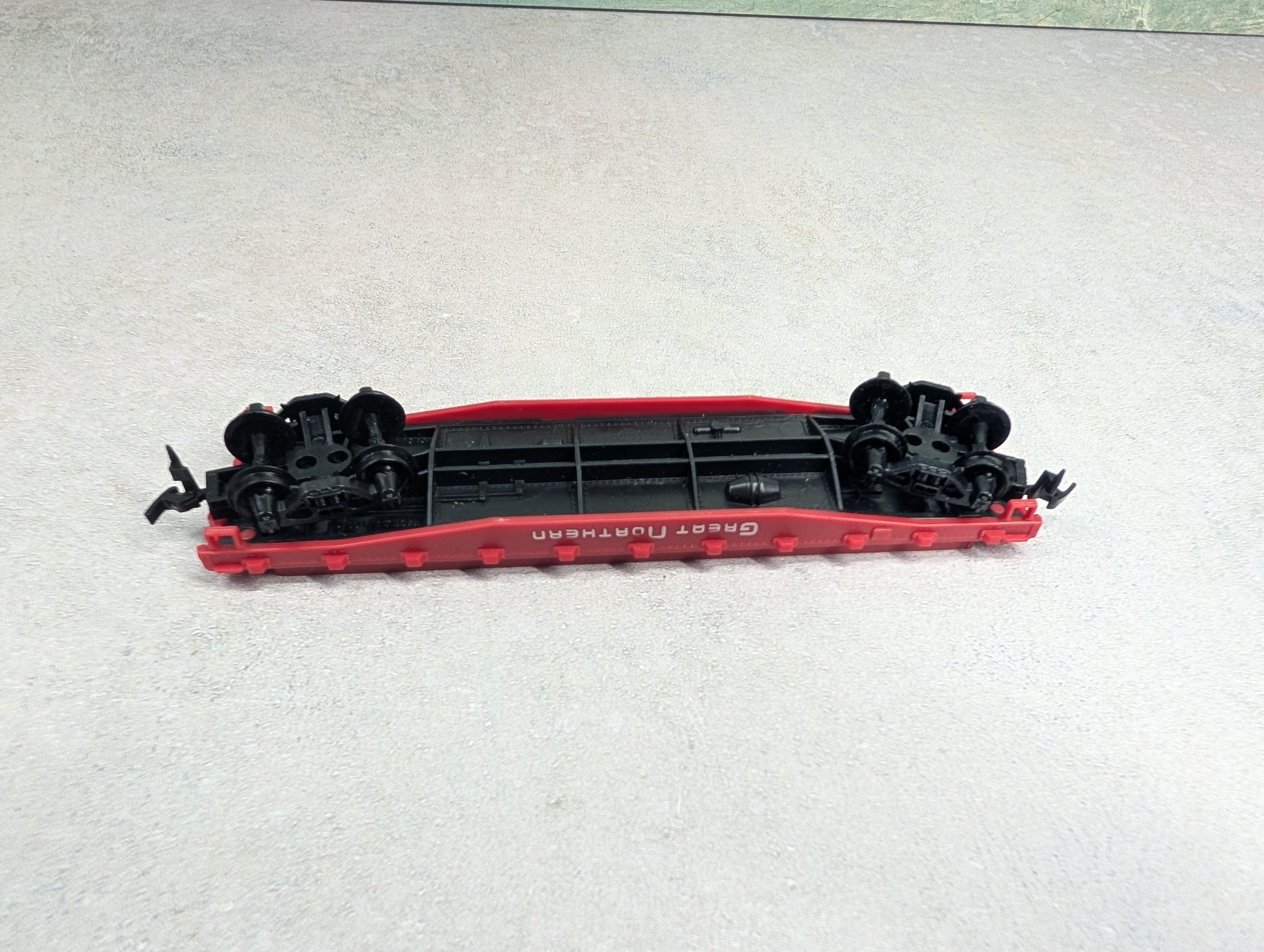 USED Tyco HO Scale 40' Flat Car Great Northern w/ Culvert Pipes