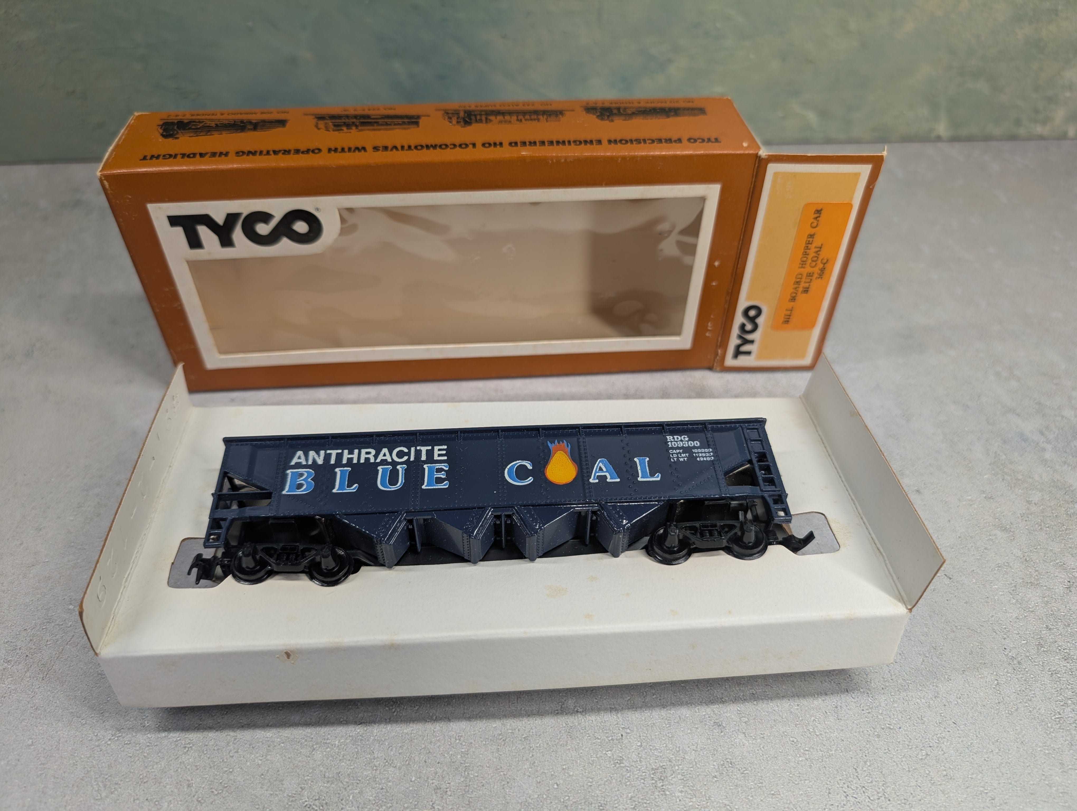 USED Tyco 366C HO Scale Billboard Hopper Anthracite Blue Coal RDG #109300