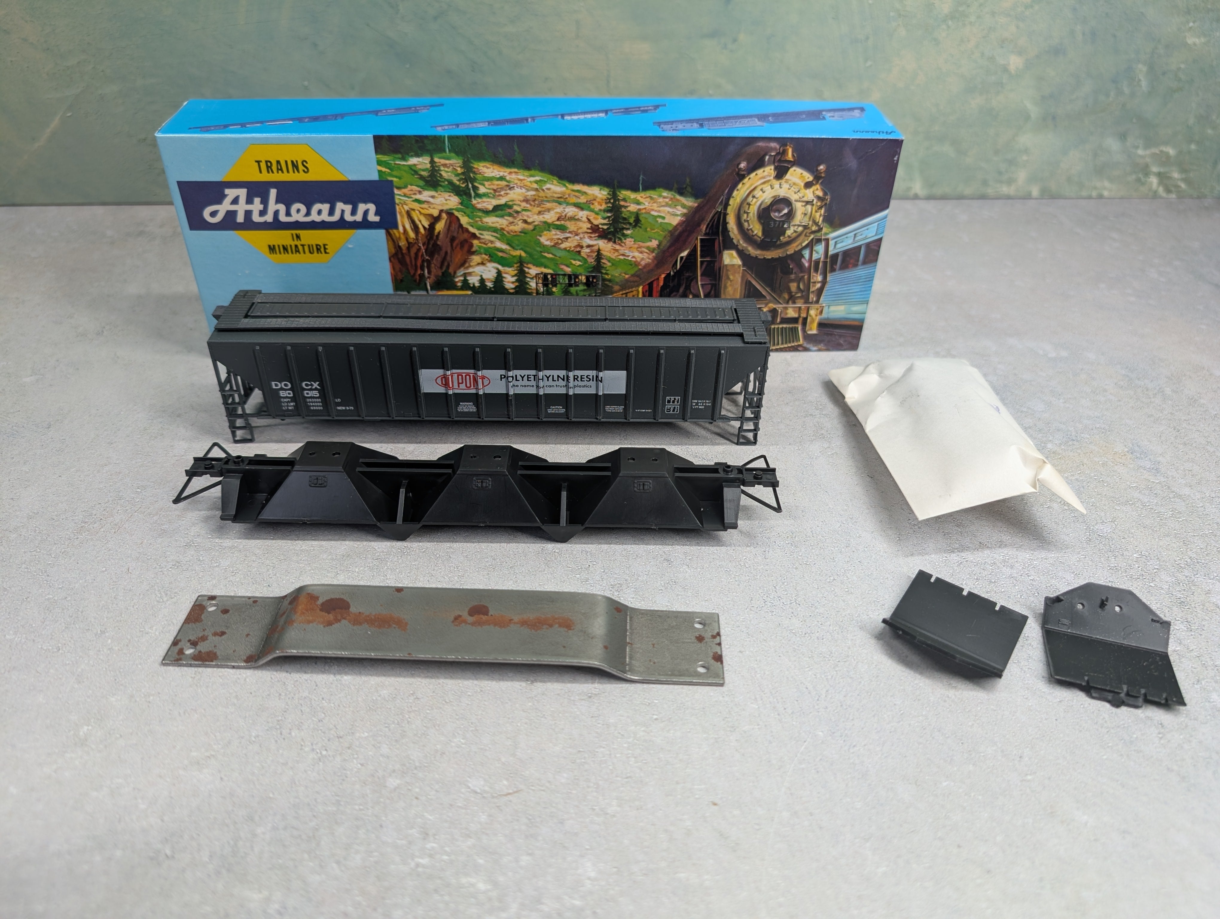 USED Athearn 2234 HO Scale 54' PS Ribside Hopper Dupont DOCX #80015 Bev-Bel KIT