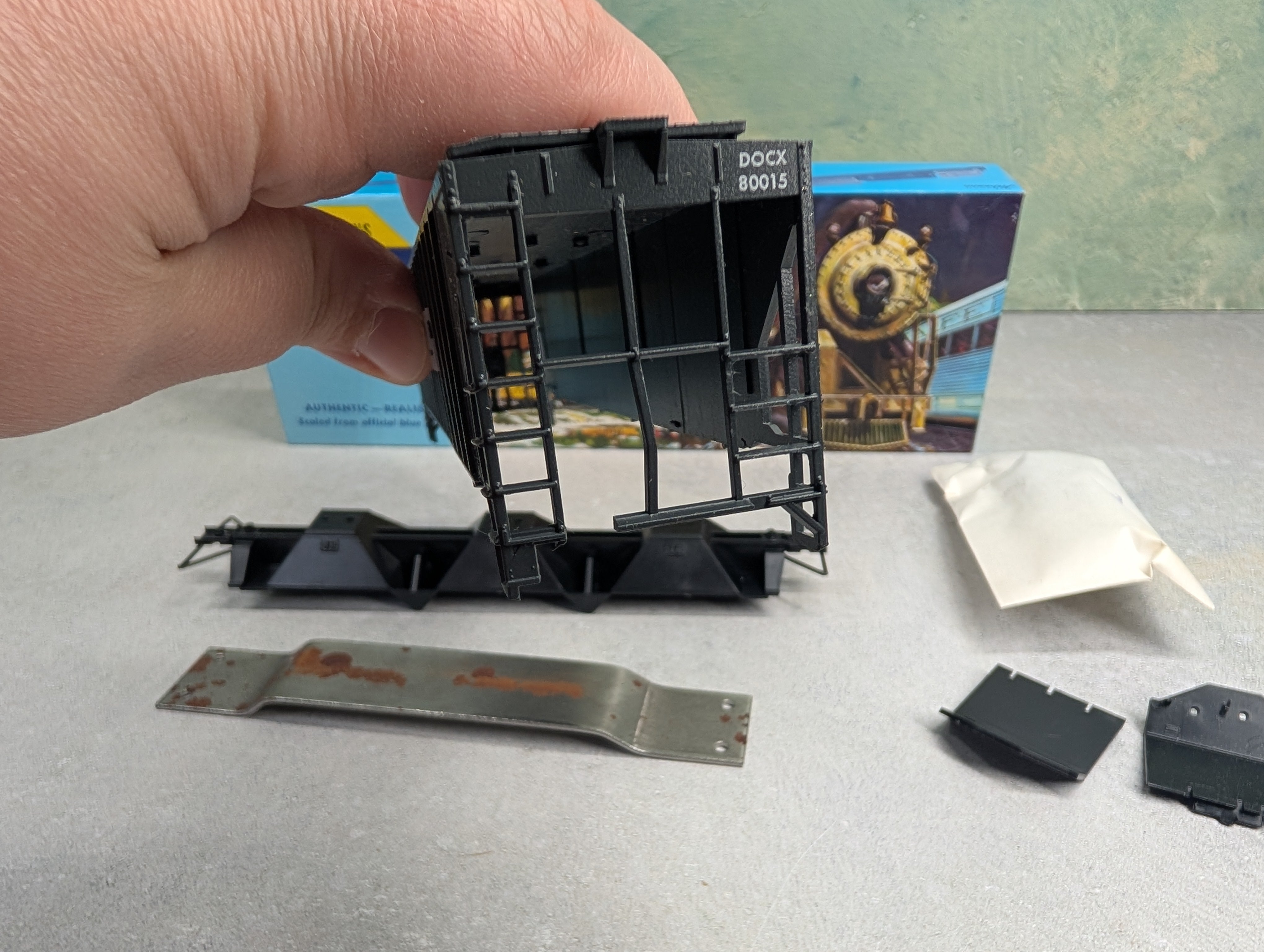 USED Athearn 2234 HO Scale 54' PS Ribside Hopper Dupont DOCX #80015 Bev-Bel KIT