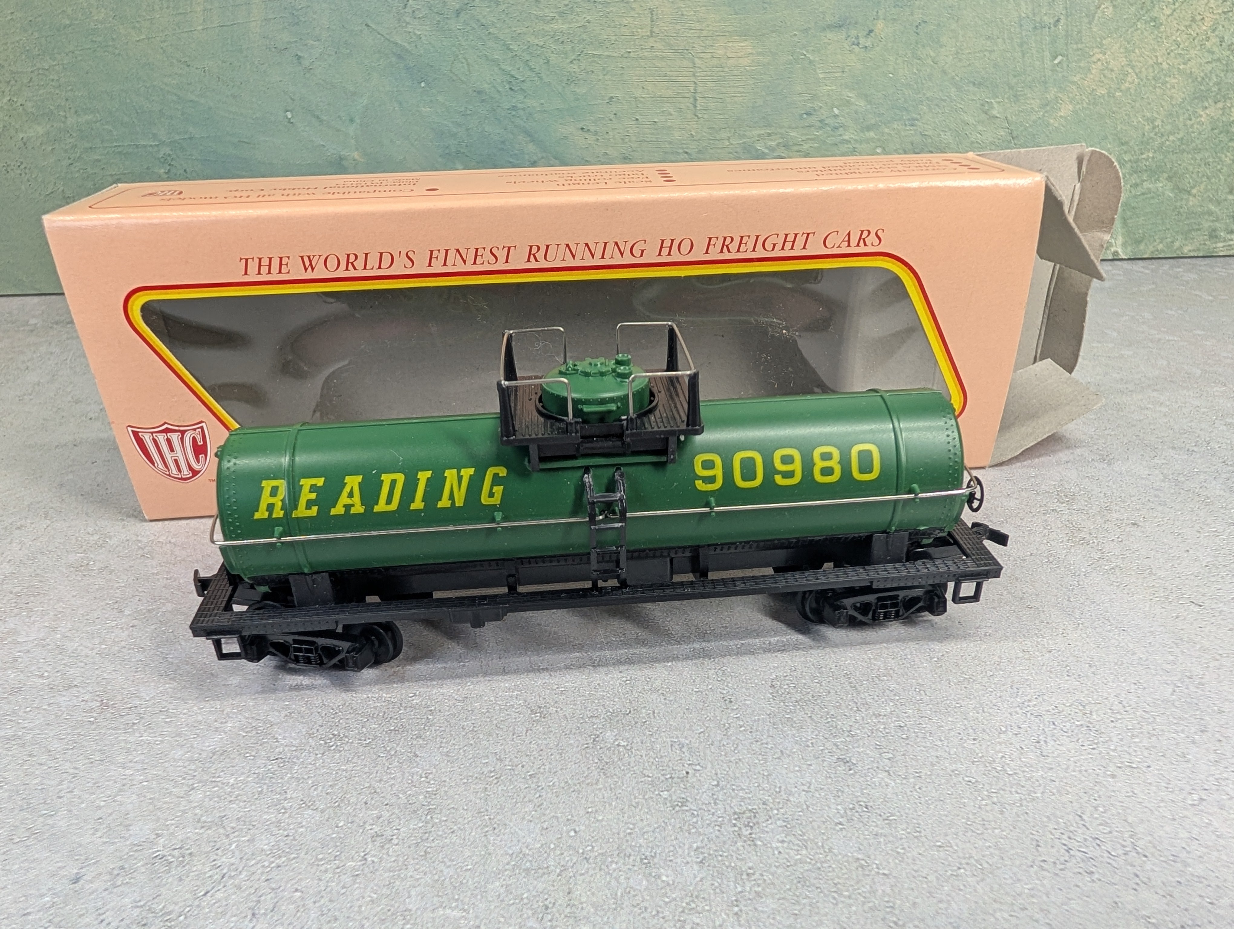 USED IHC HO Scale Lot of Freight Cars (Tank Car & Box Cars Reading 90980