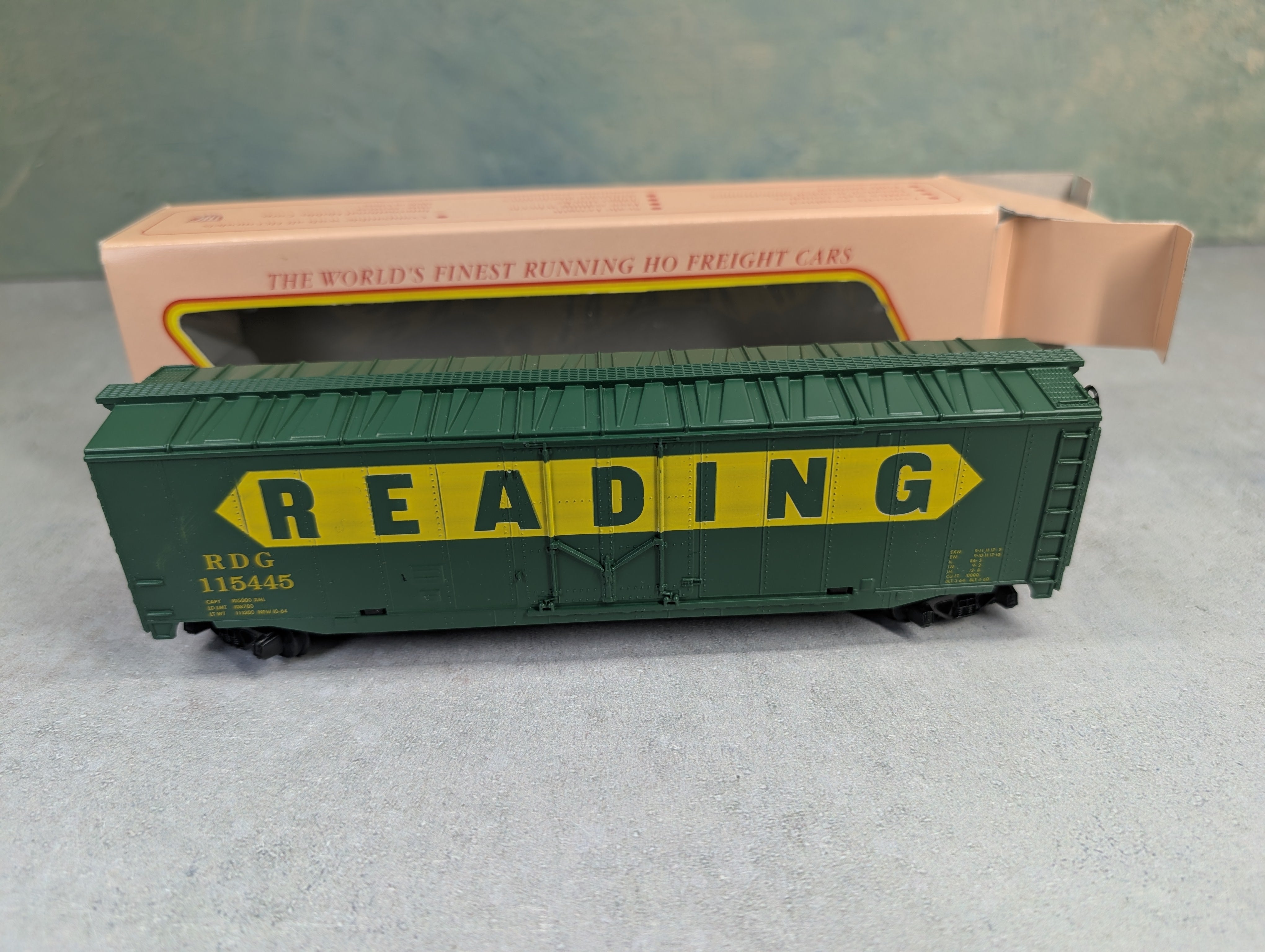 USED IHC HO Scale Lot of Freight Cars (Tank Car & Box Cars Reading 90980