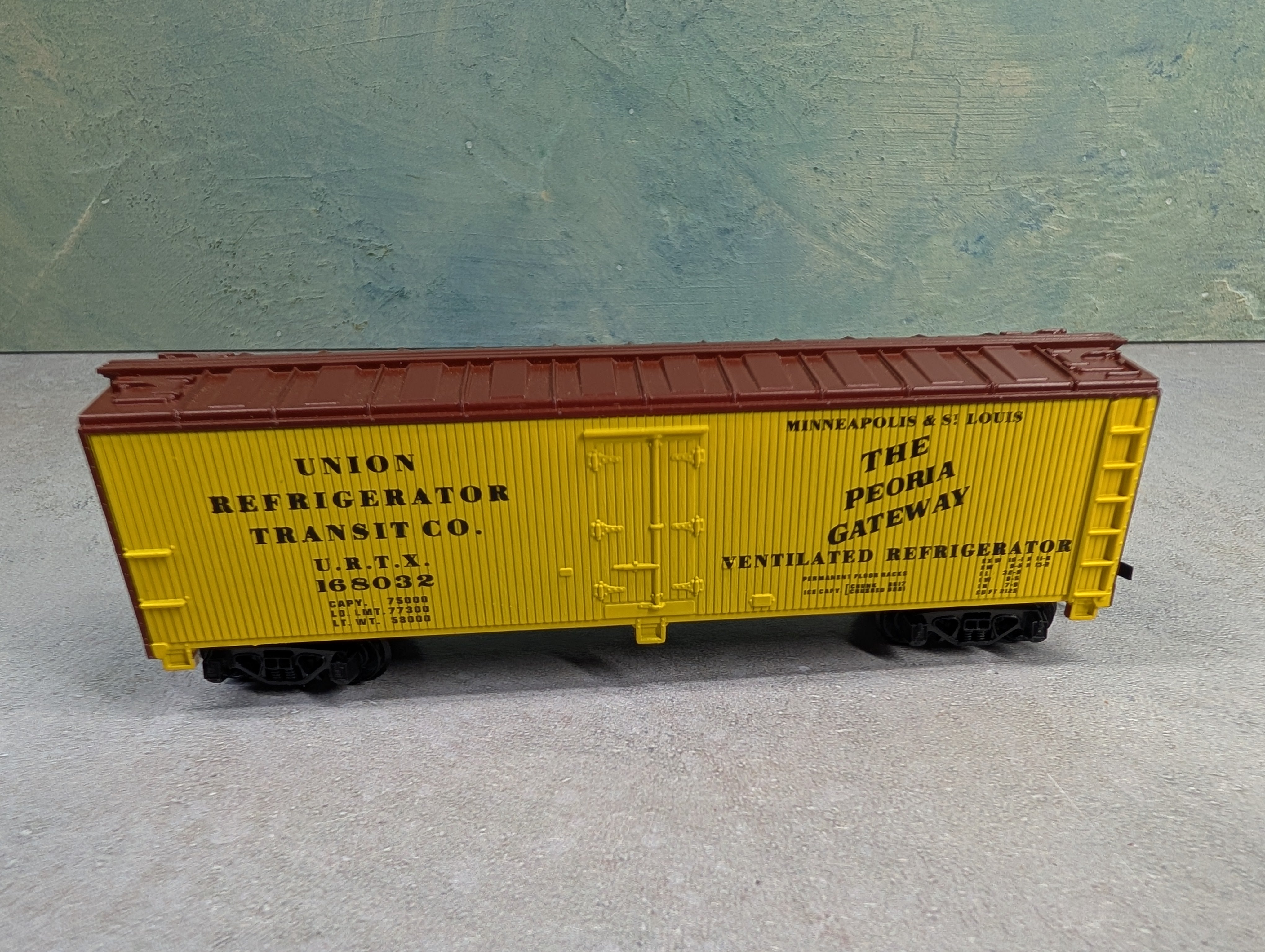 USED Mantua 739-179 HO Scale Heavy 40' Woodside Reefer Car Union Refrigerator Transit Co URTX #168032