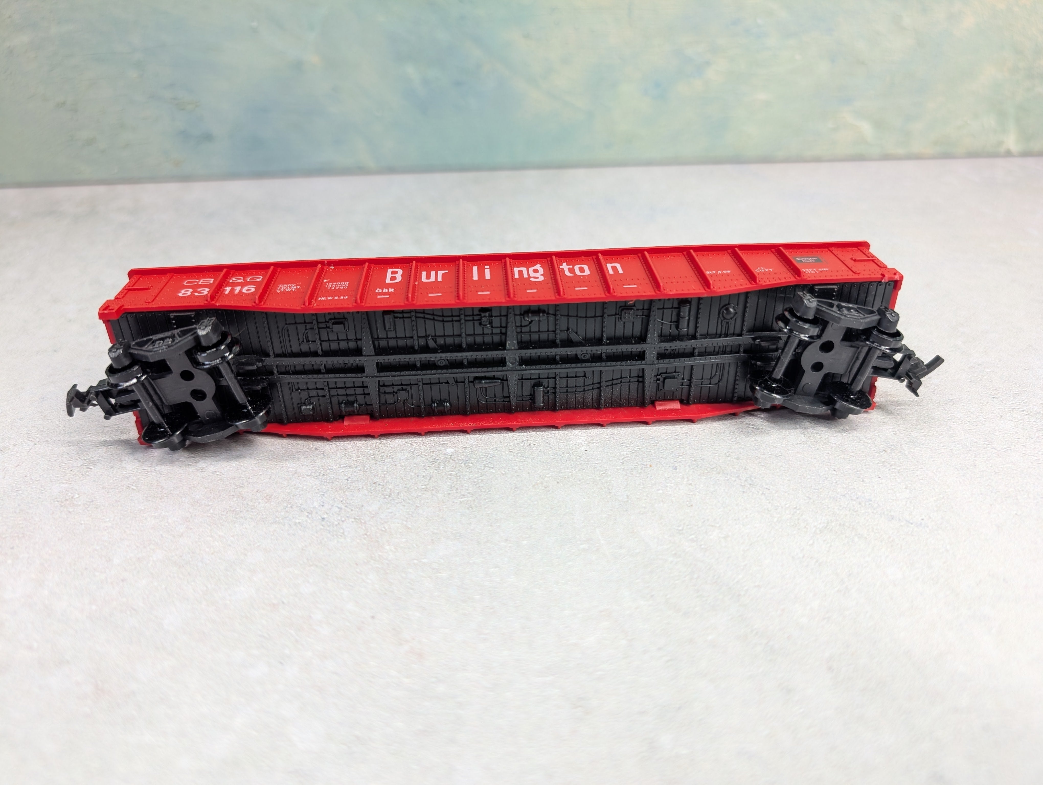 USED PMI 6736 HO Scale 50' Gondola w/ Lowenbrau Beer Loads Burlington CB&Q #83116