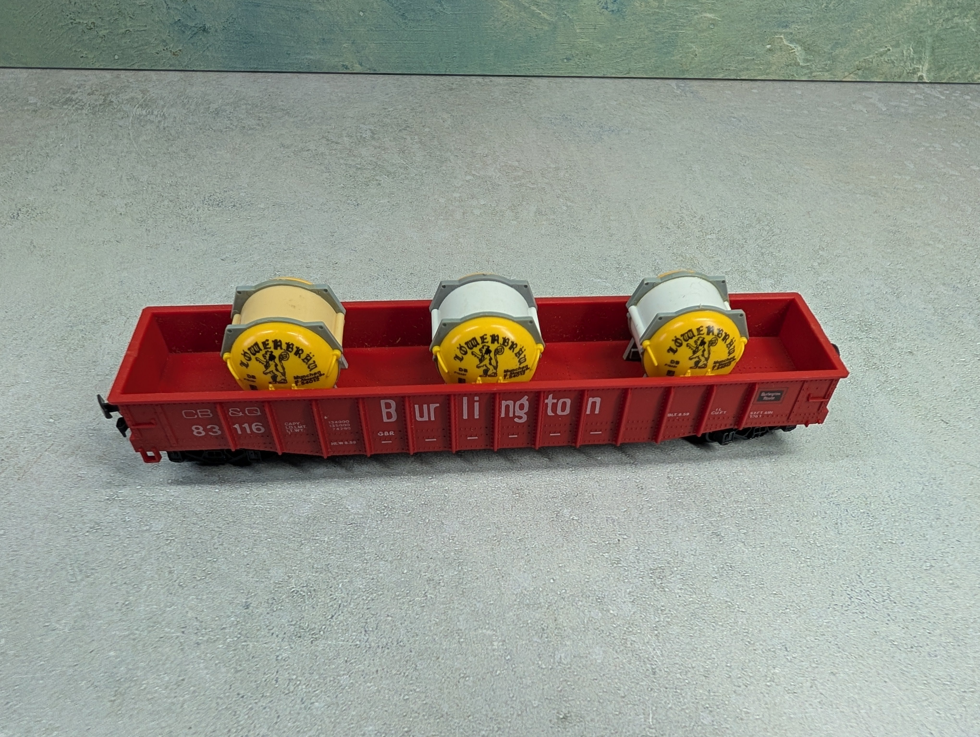 USED PMI 6736 HO Scale 50' Gondola w/ Lowenbrau Beer Loads Burlington CB&Q #83116