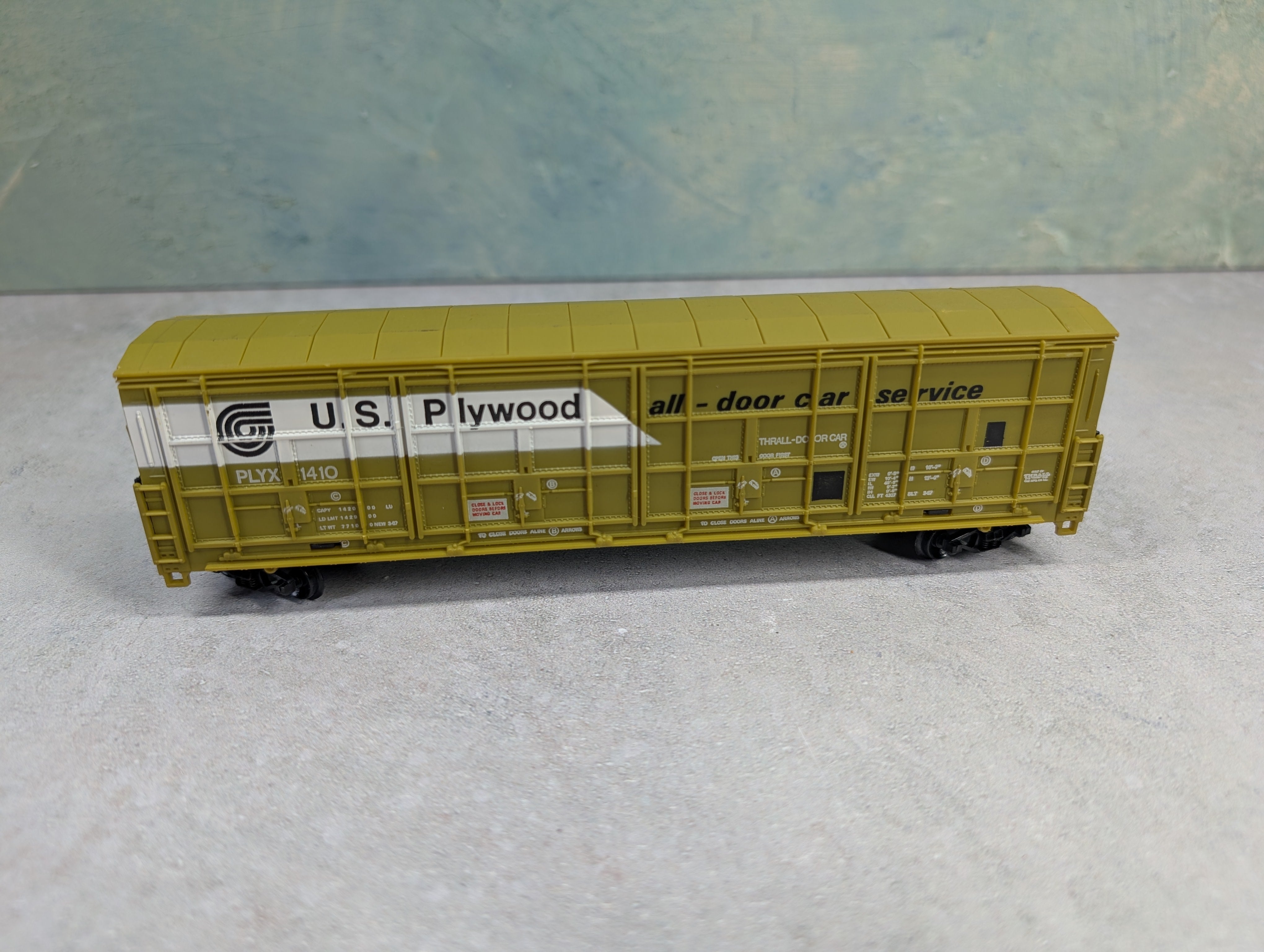 USED Life-Like HO Scale Thrall Door Box Car US Plywood PLYX #1410