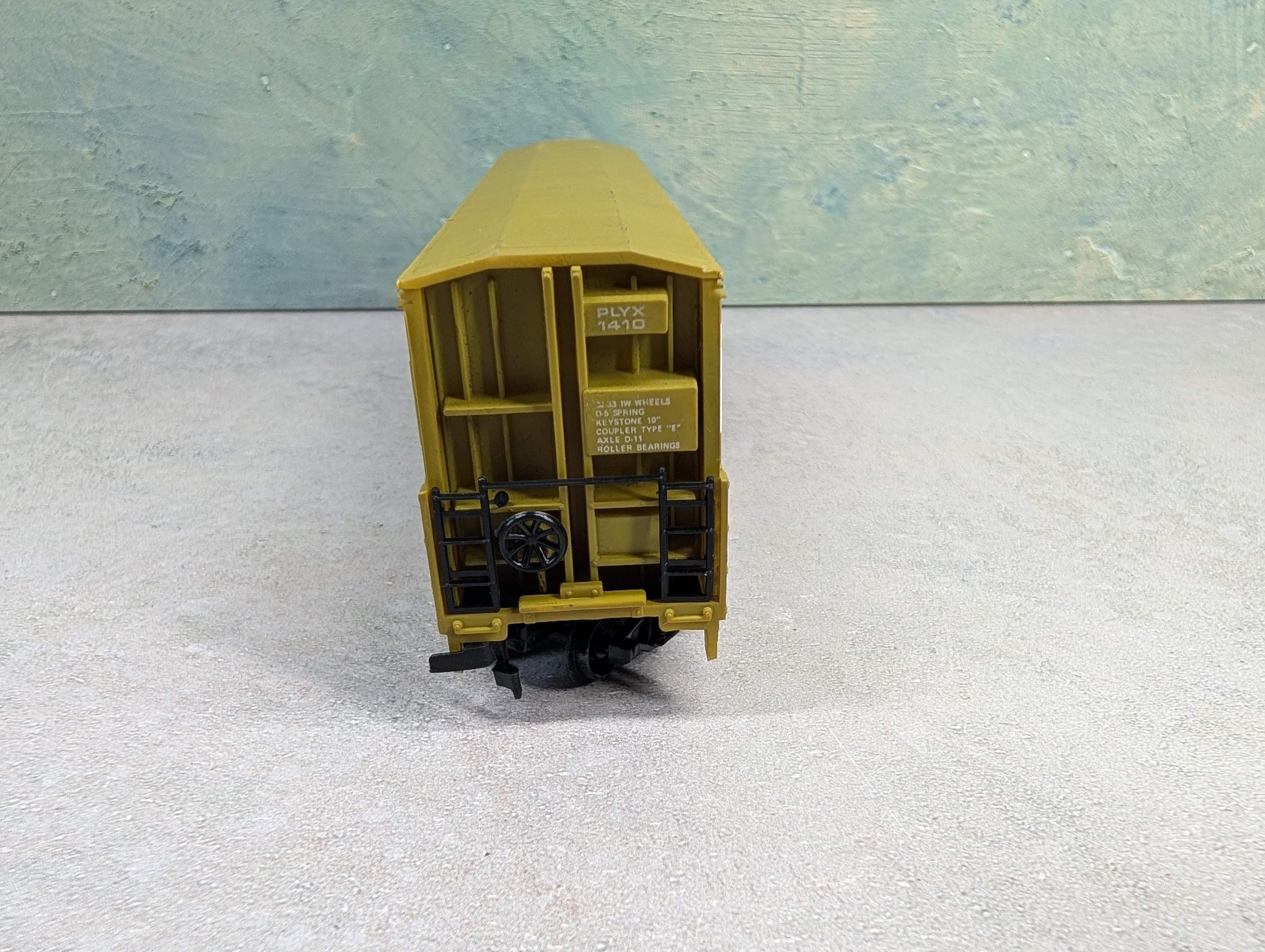 USED Life-Like HO Scale Thrall Door Box Car US Plywood PLYX #1410