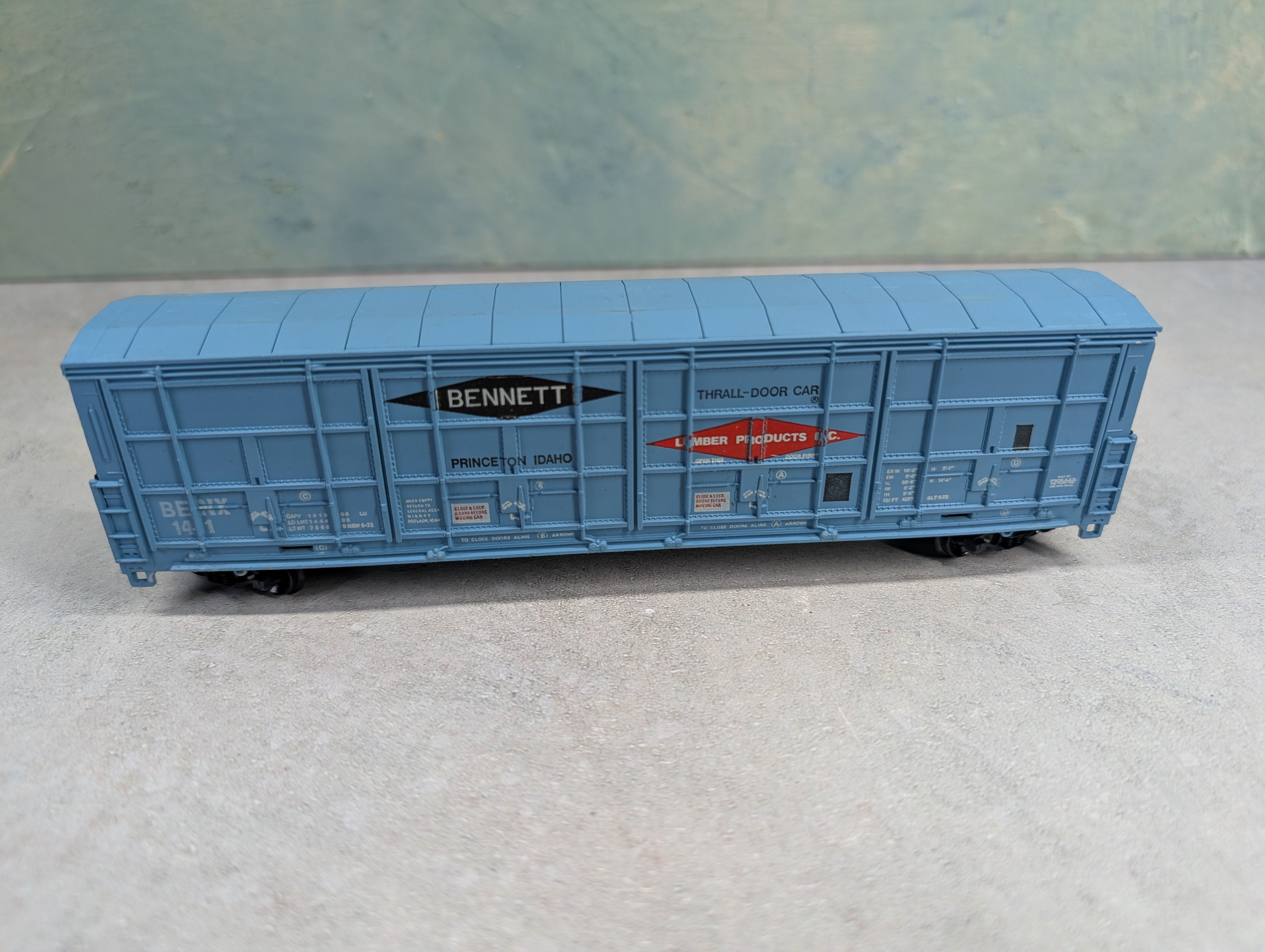 USED Life-Like HO Scale Thrall Door Box Car Bennett Lumber Products BENX #141