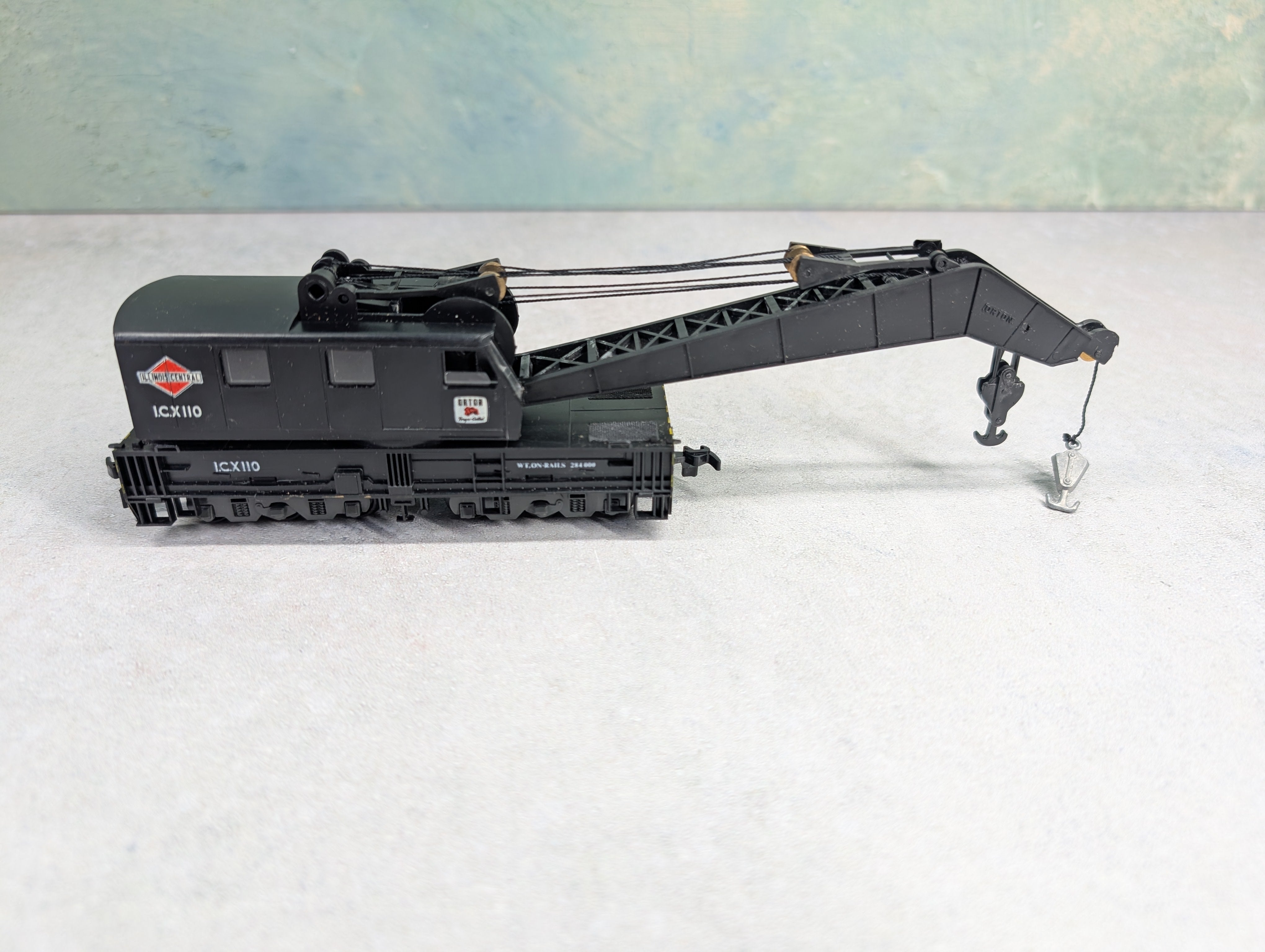 USED AHM 798 HO Scale Wrecking Crane Illinois Central ICX #110