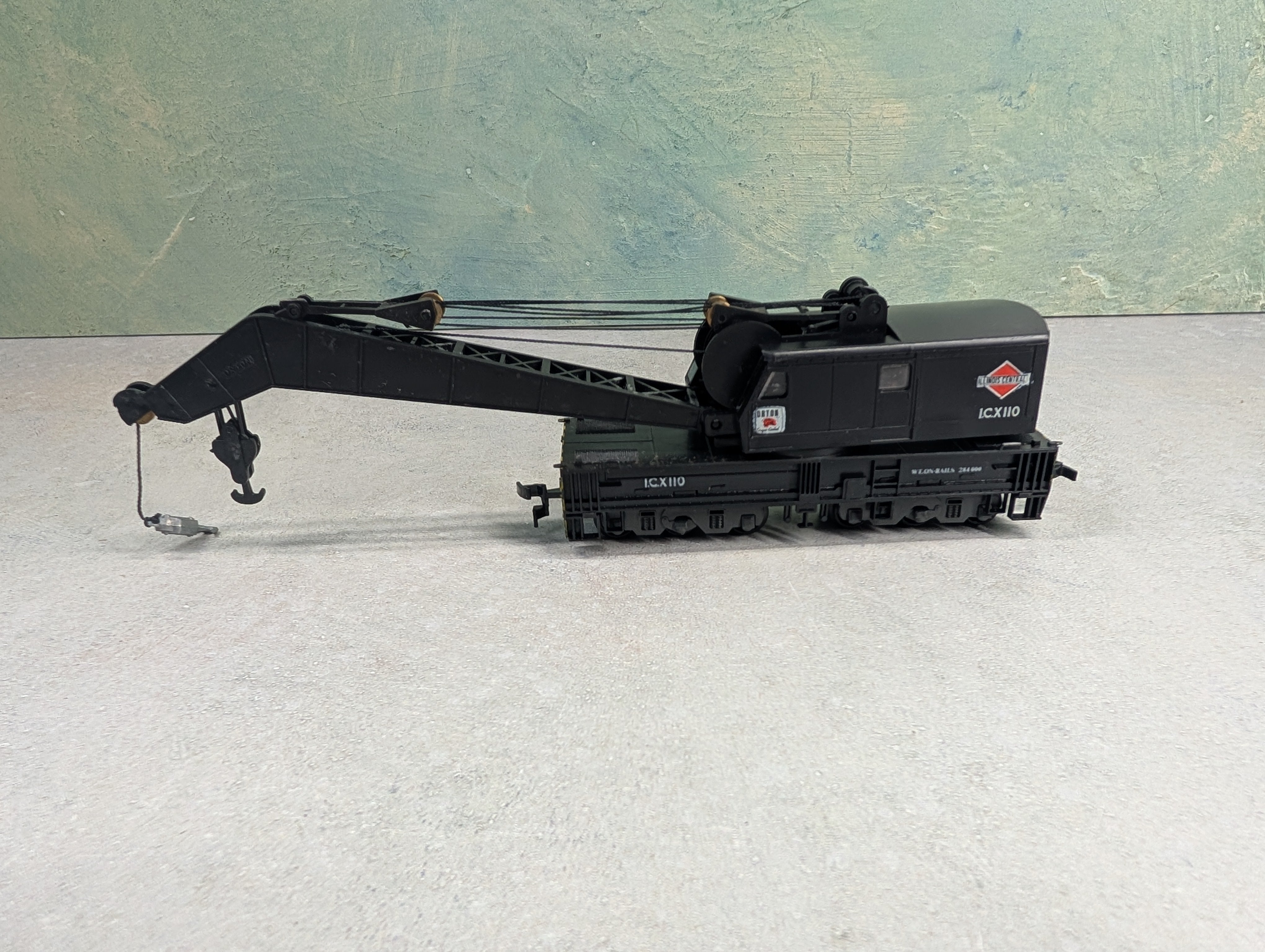 USED AHM 798 HO Scale Wrecking Crane Illinois Central ICX #110