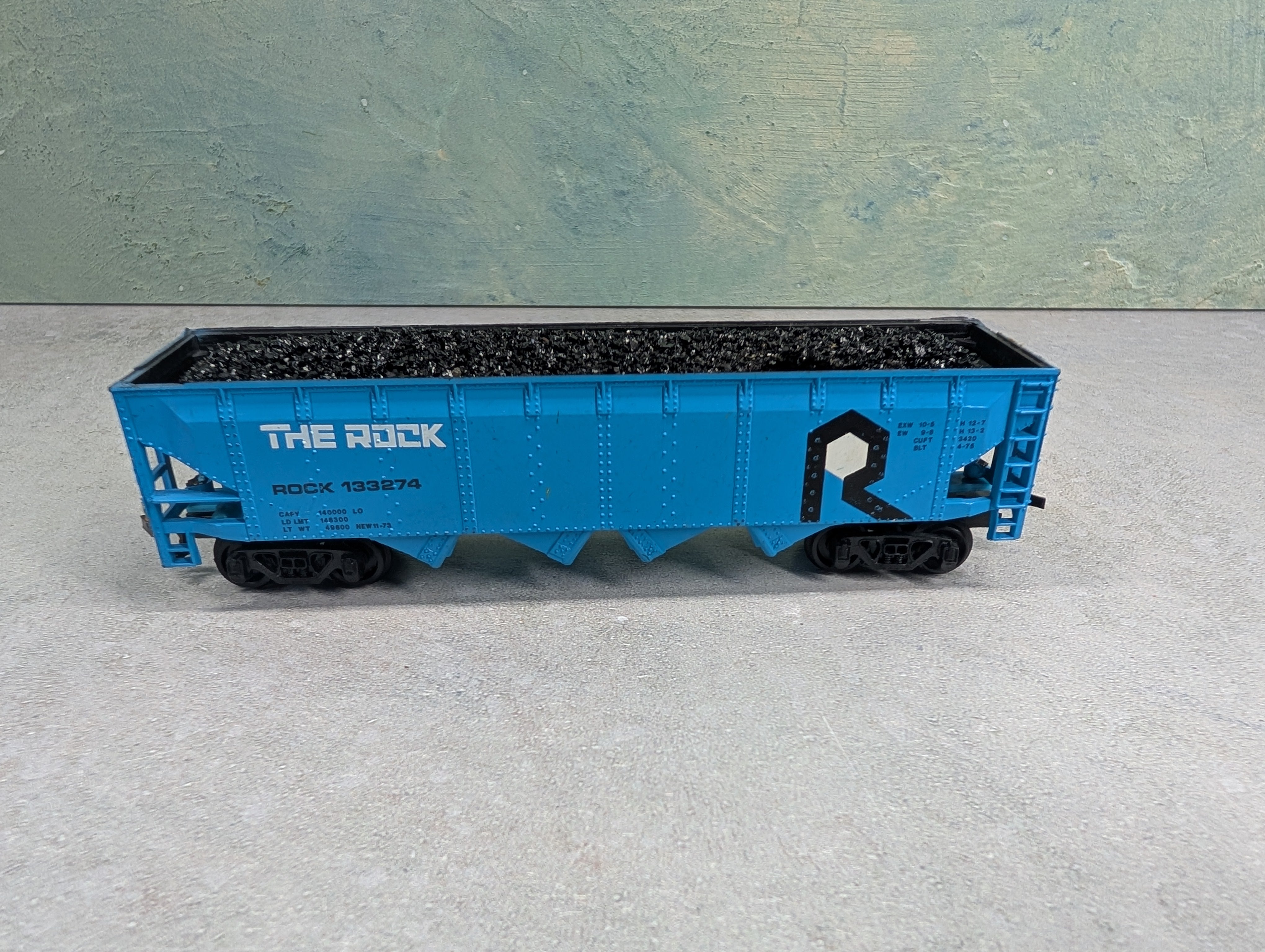 USED Bachmann HO Scale Quad Hopper Rock Island #133274 w/ Load