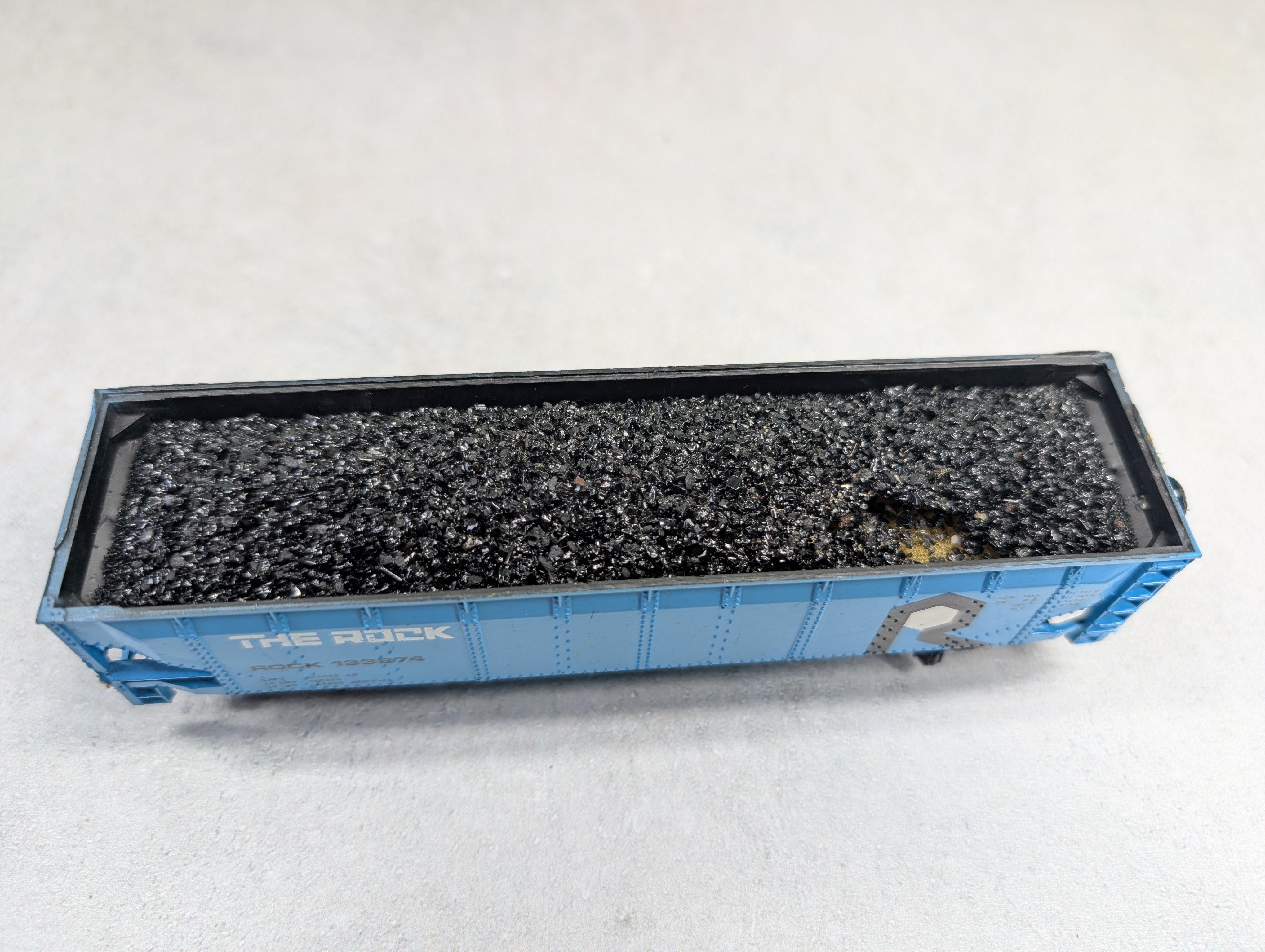 USED Bachmann HO Scale Quad Hopper Rock Island #133274 w/ Load