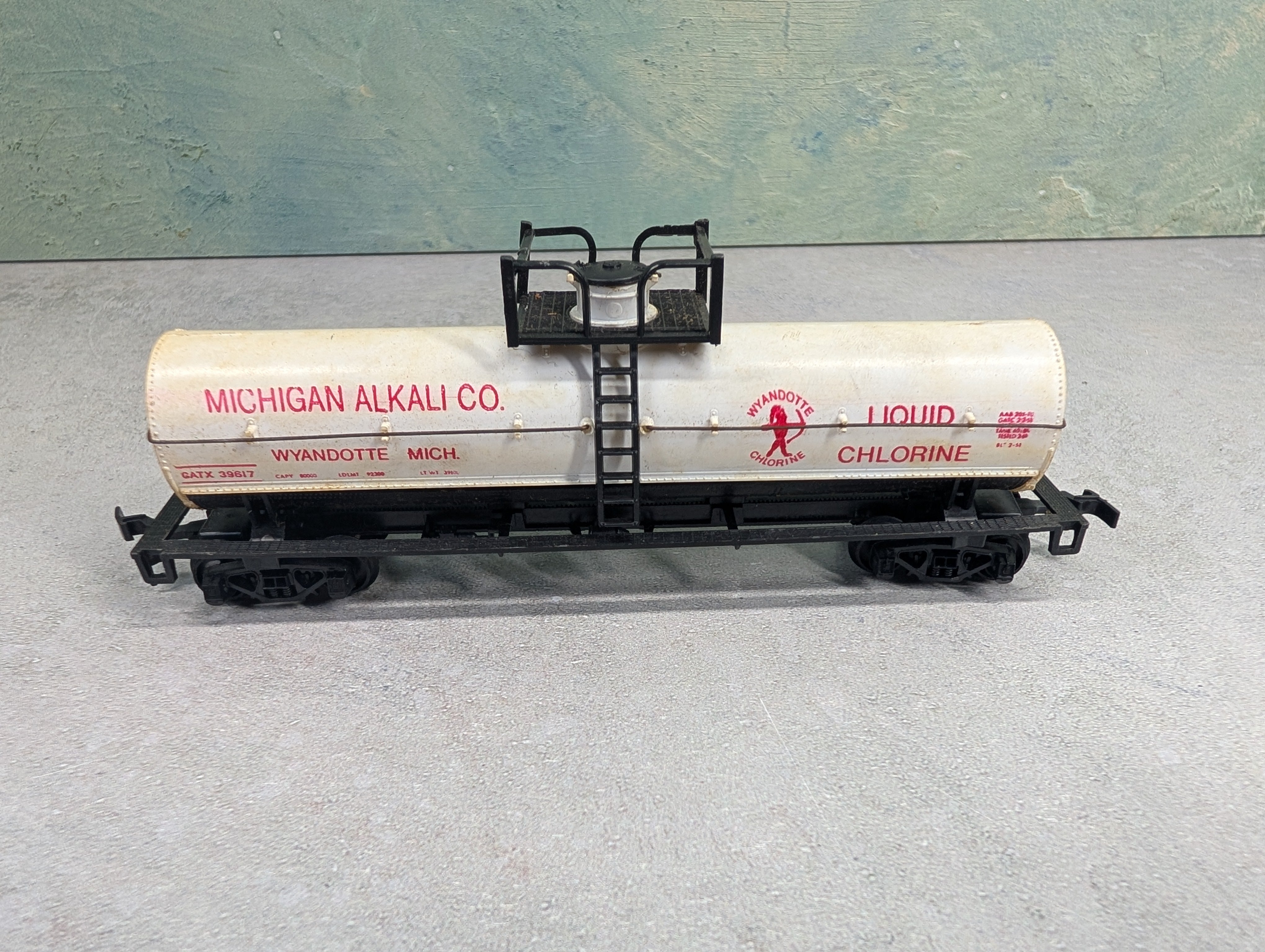USED AHM HO Scale Chemical Tank Car Michigan Alkali GATX #39617
