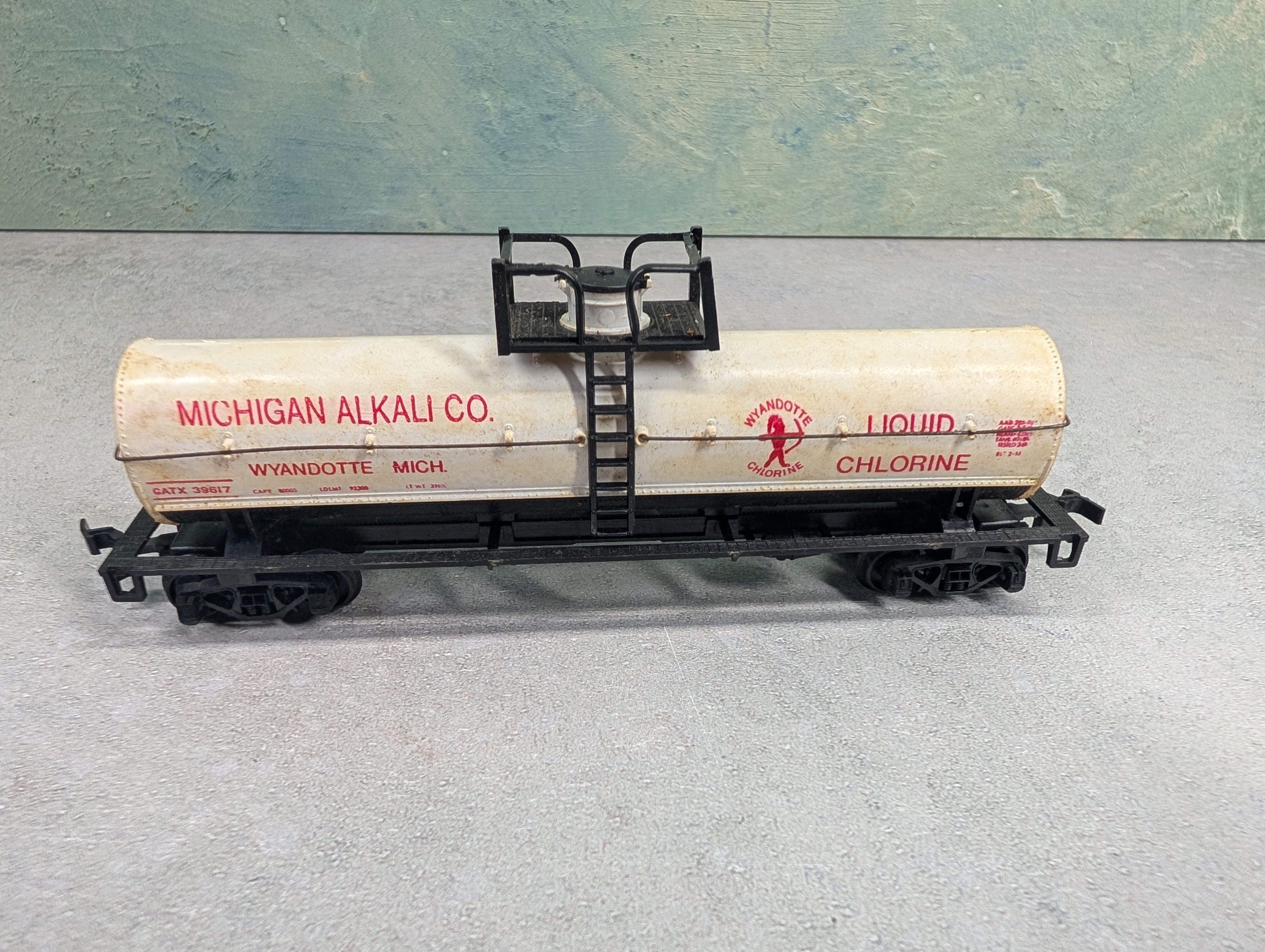 USED AHM HO Scale Chemical Tank Car Michigan Alkali GATX #39617