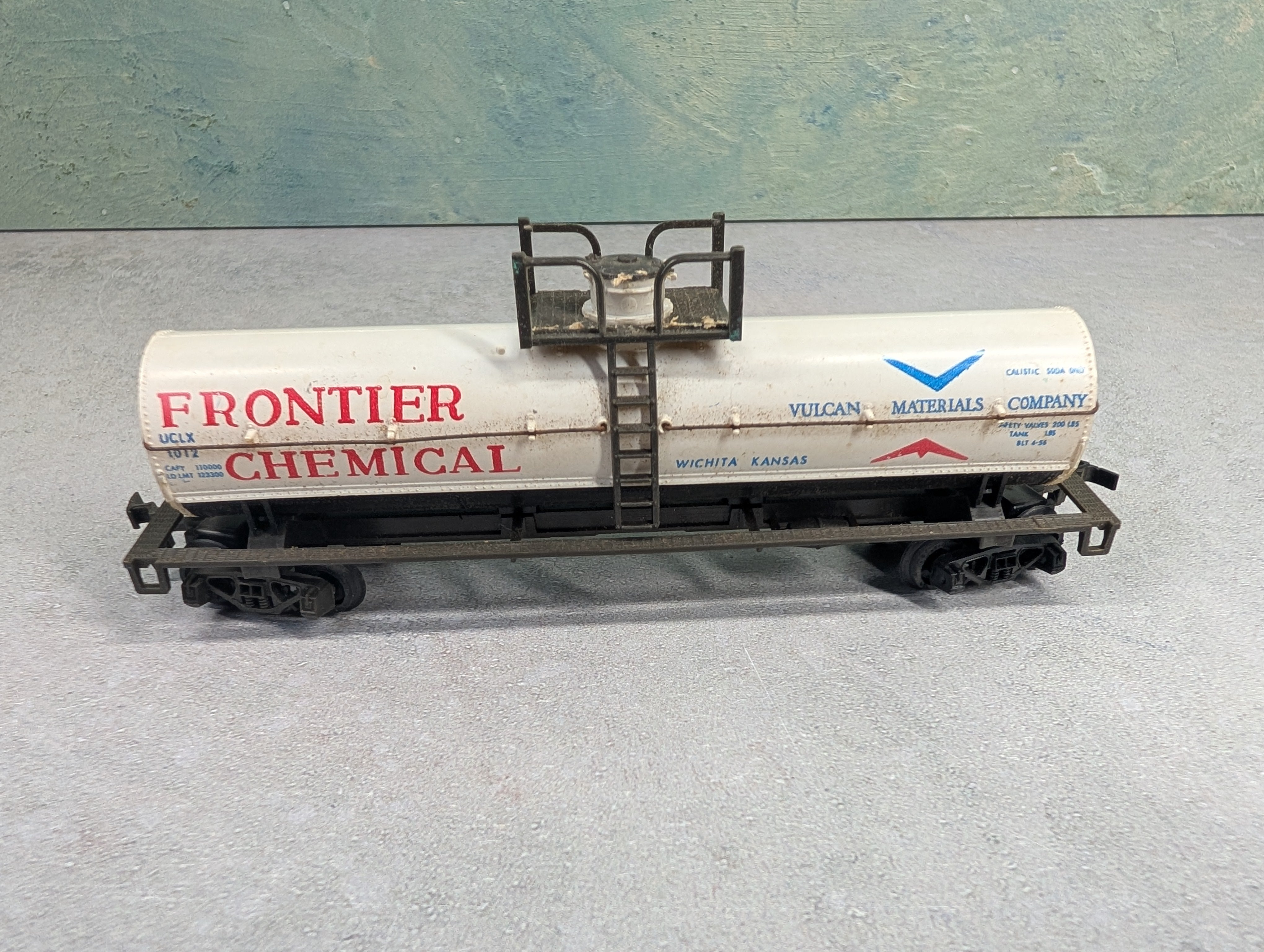 USED AHM HO Scale Chemical Tank Car Frontier Chemical UCLX #1012