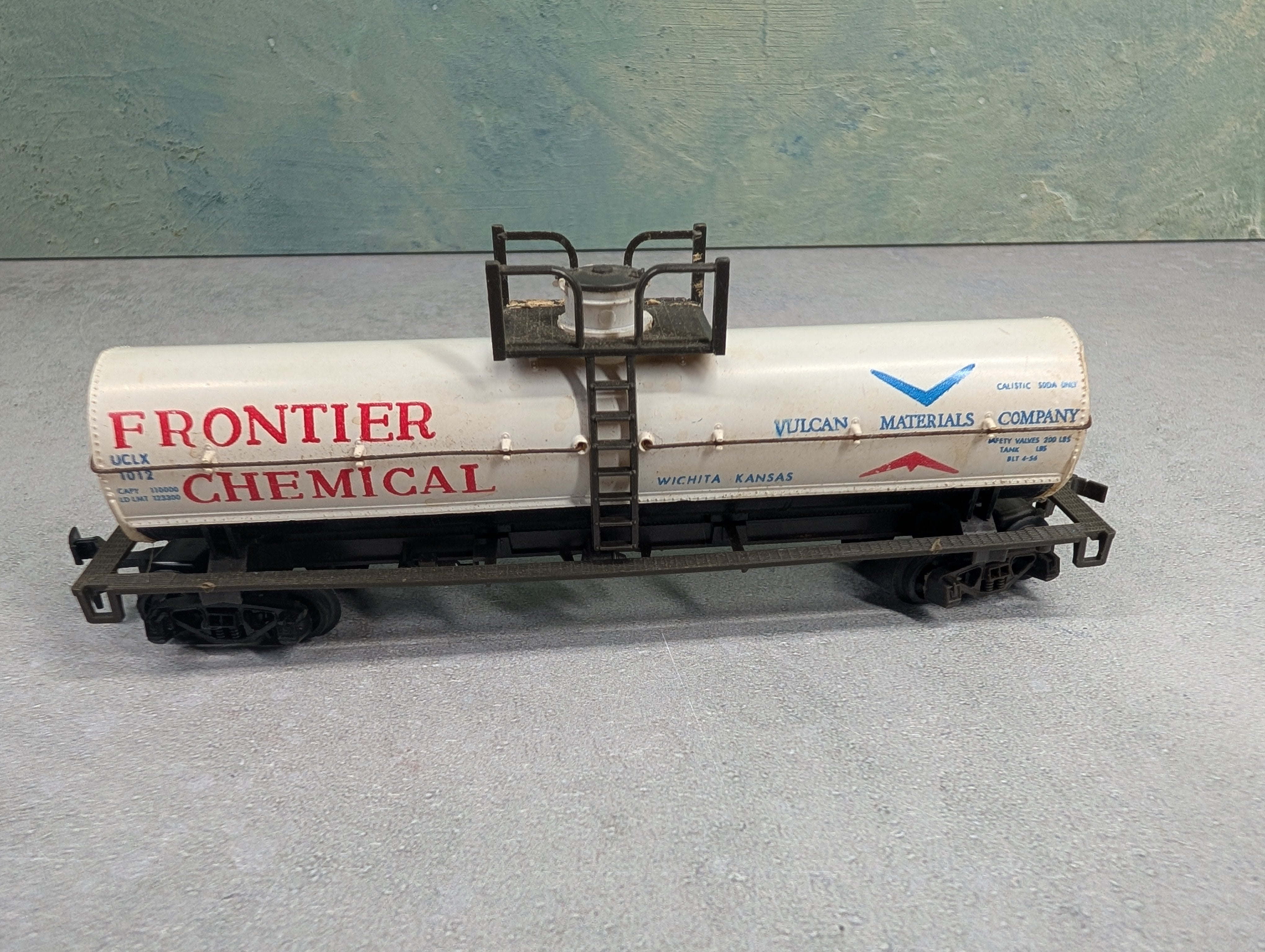 USED AHM HO Scale Chemical Tank Car Frontier Chemical UCLX #1012