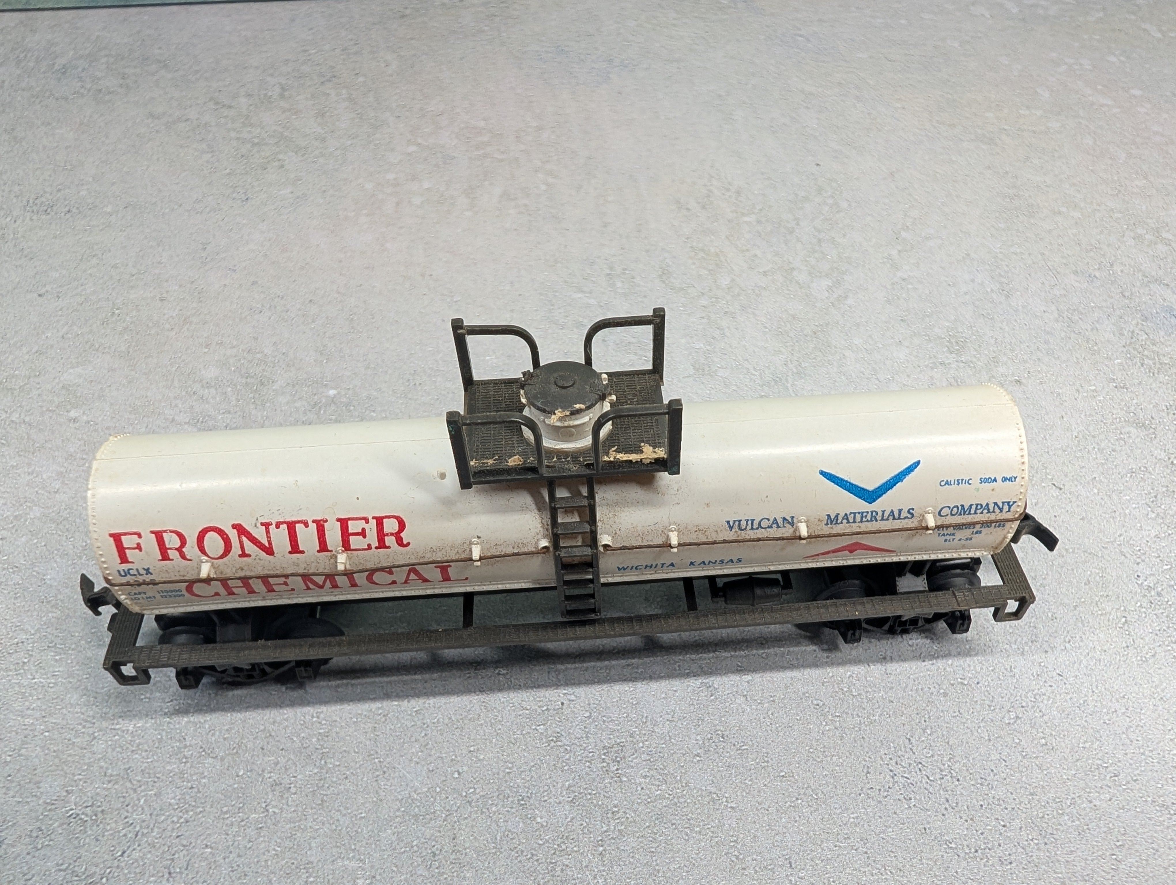 USED AHM HO Scale Chemical Tank Car Frontier Chemical UCLX #1012