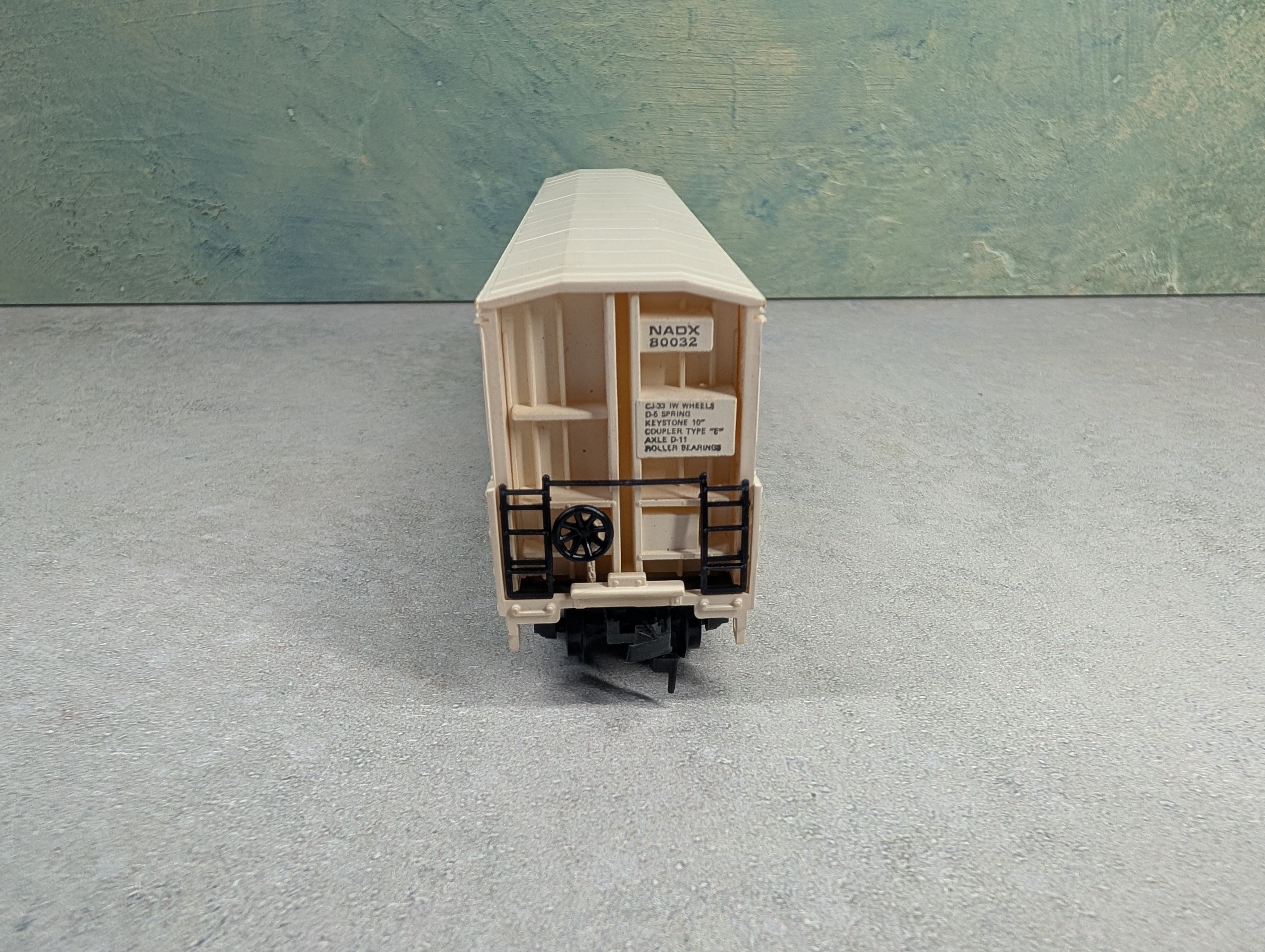 USED Life-Like HO Scale Thrall Door Box Car Lignum NADX #80032