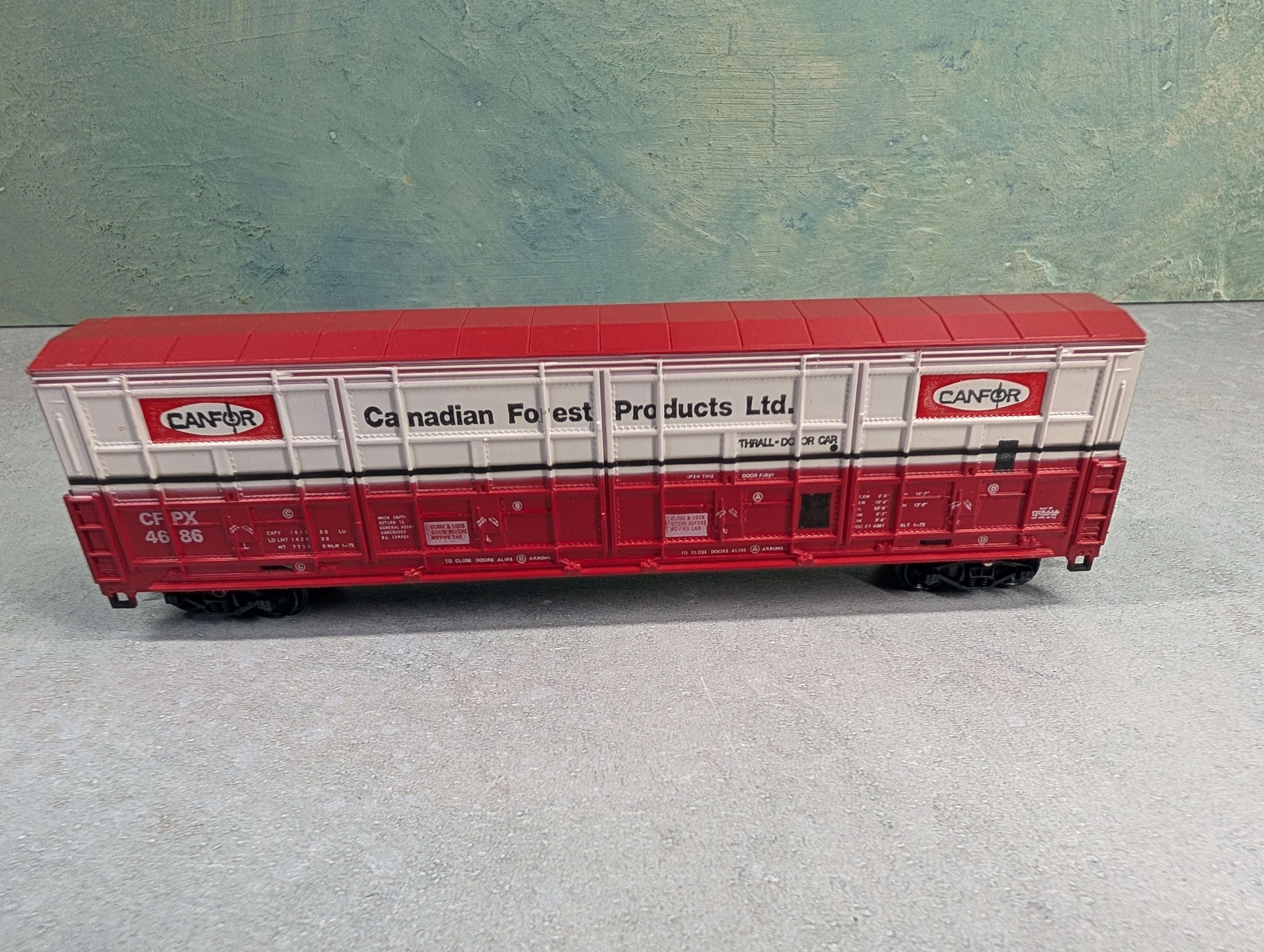 USED Life-Like HO Scale Thrall Door Box Car Canfor CFPX #4686