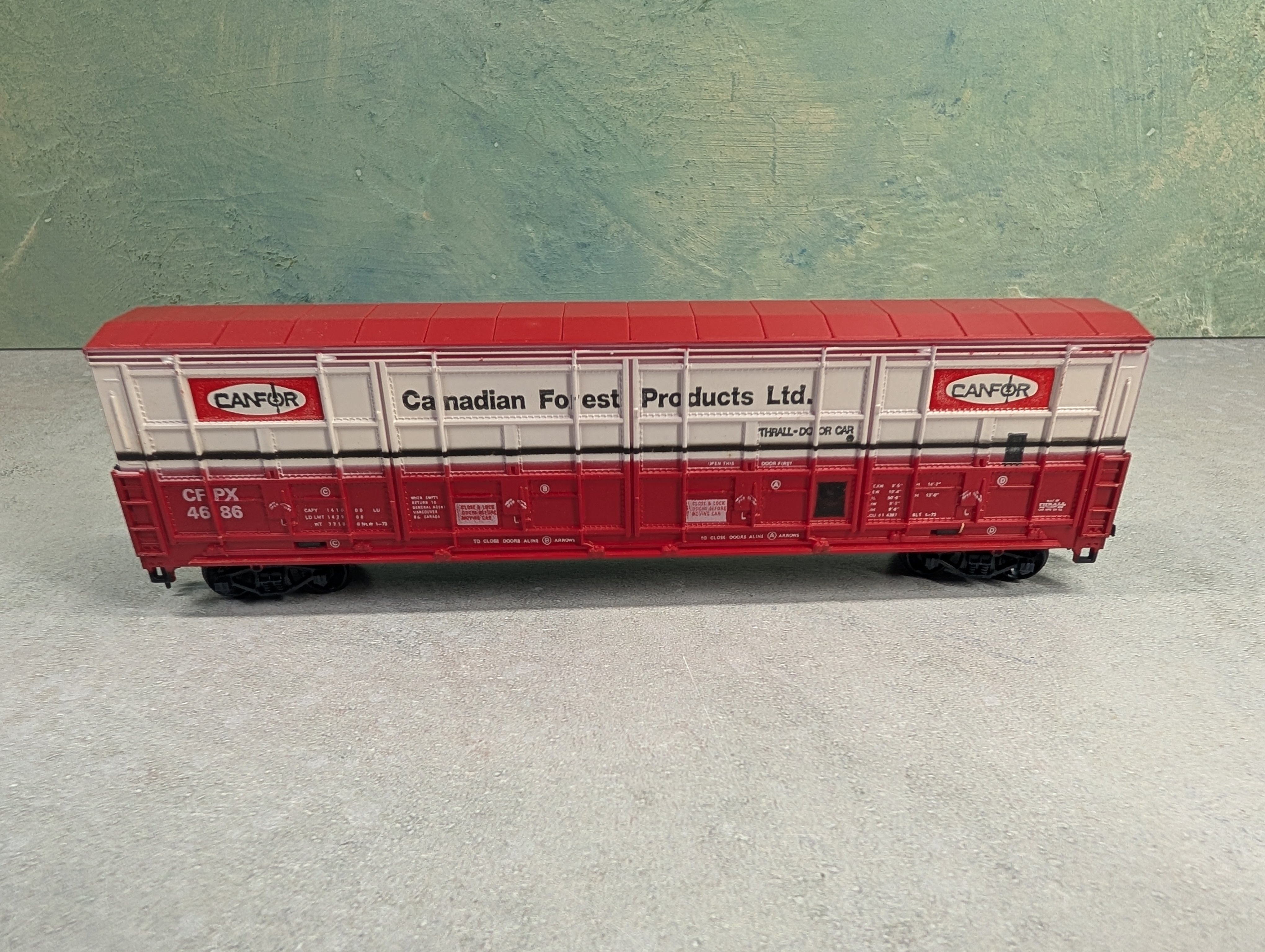 USED Life-Like HO Scale Thrall Door Box Car Canfor CFPX #4686