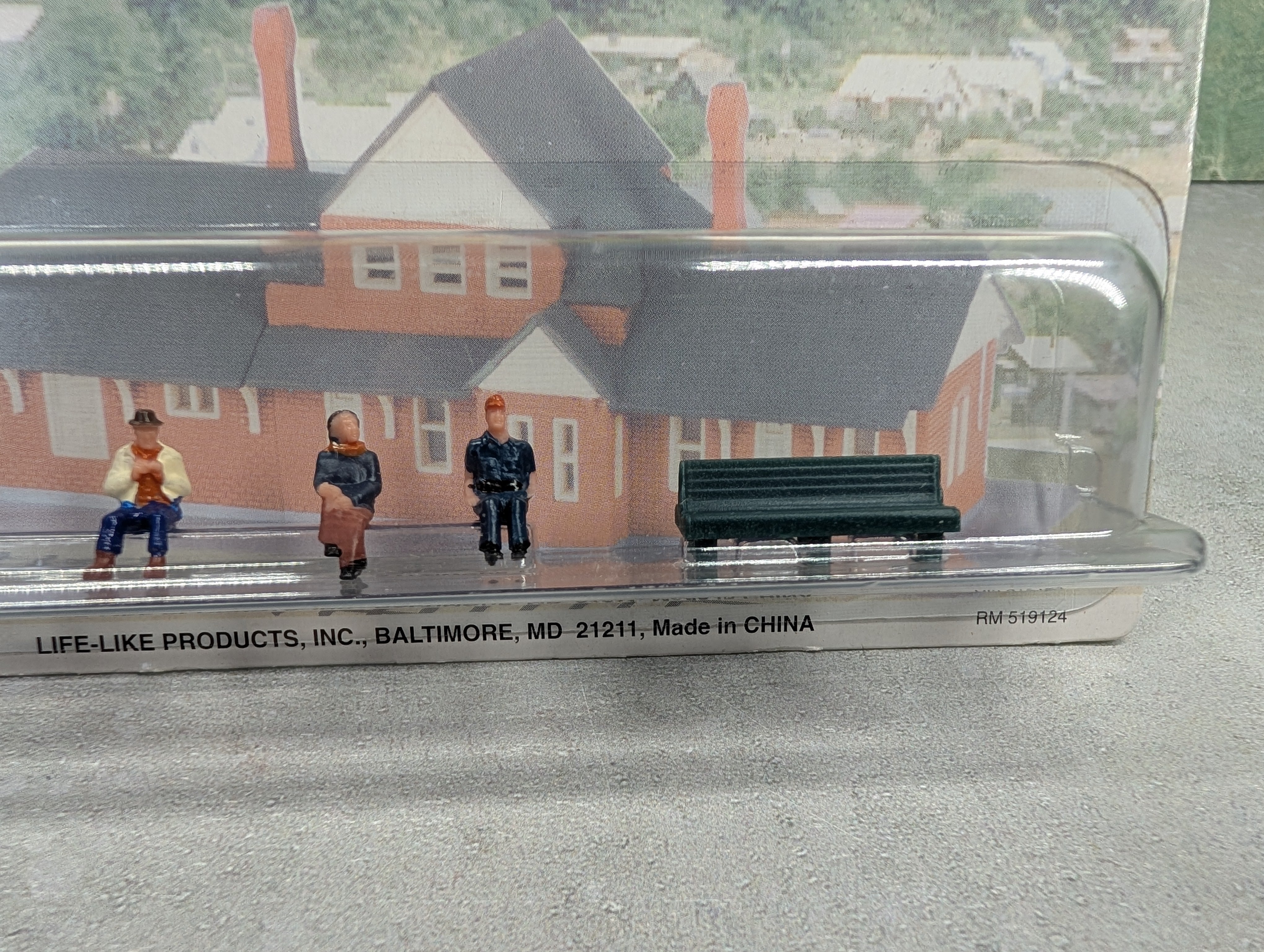 Life-Like 1186 HO Scale People Sitting (7 pcs)