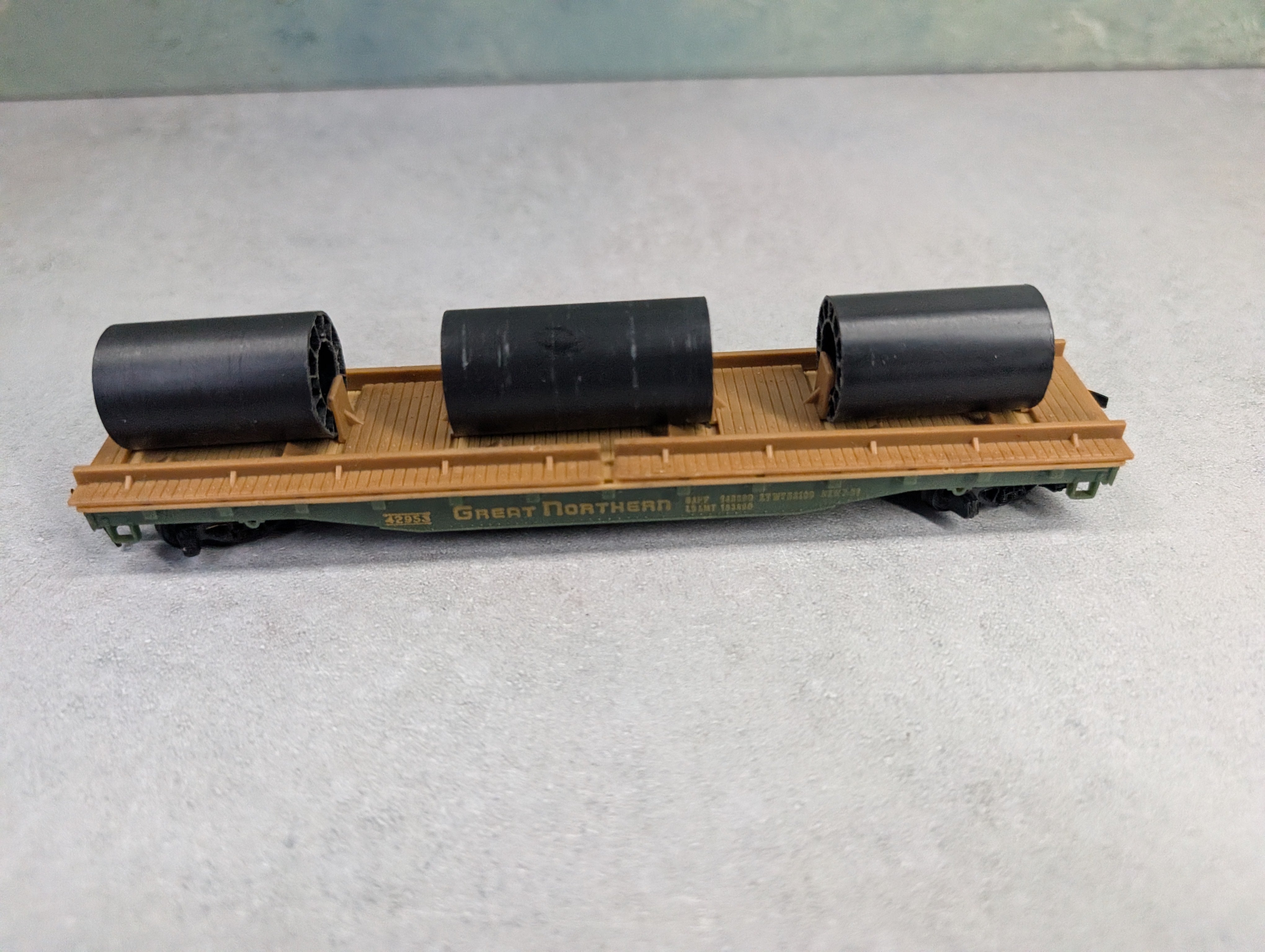 USED Tyco HO Scale 50' Flat Car Great Northern #42953 w/ Custom Pipe Load