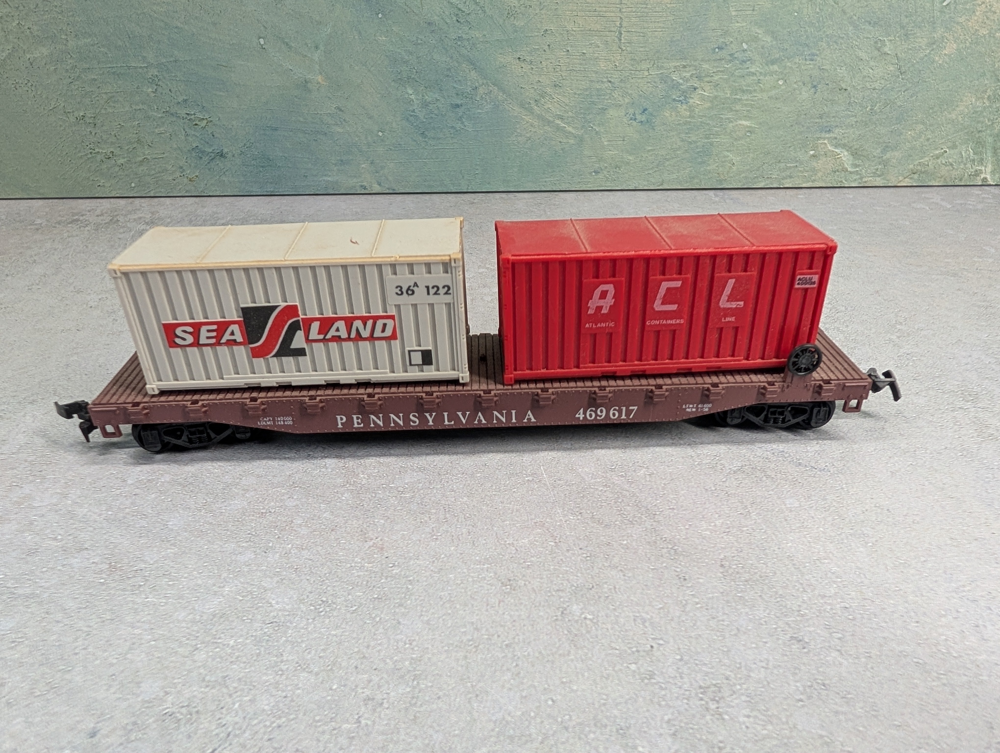 USED AHM HO Scale 50' Flat Car Pennsylvania #469617 w/ Containers