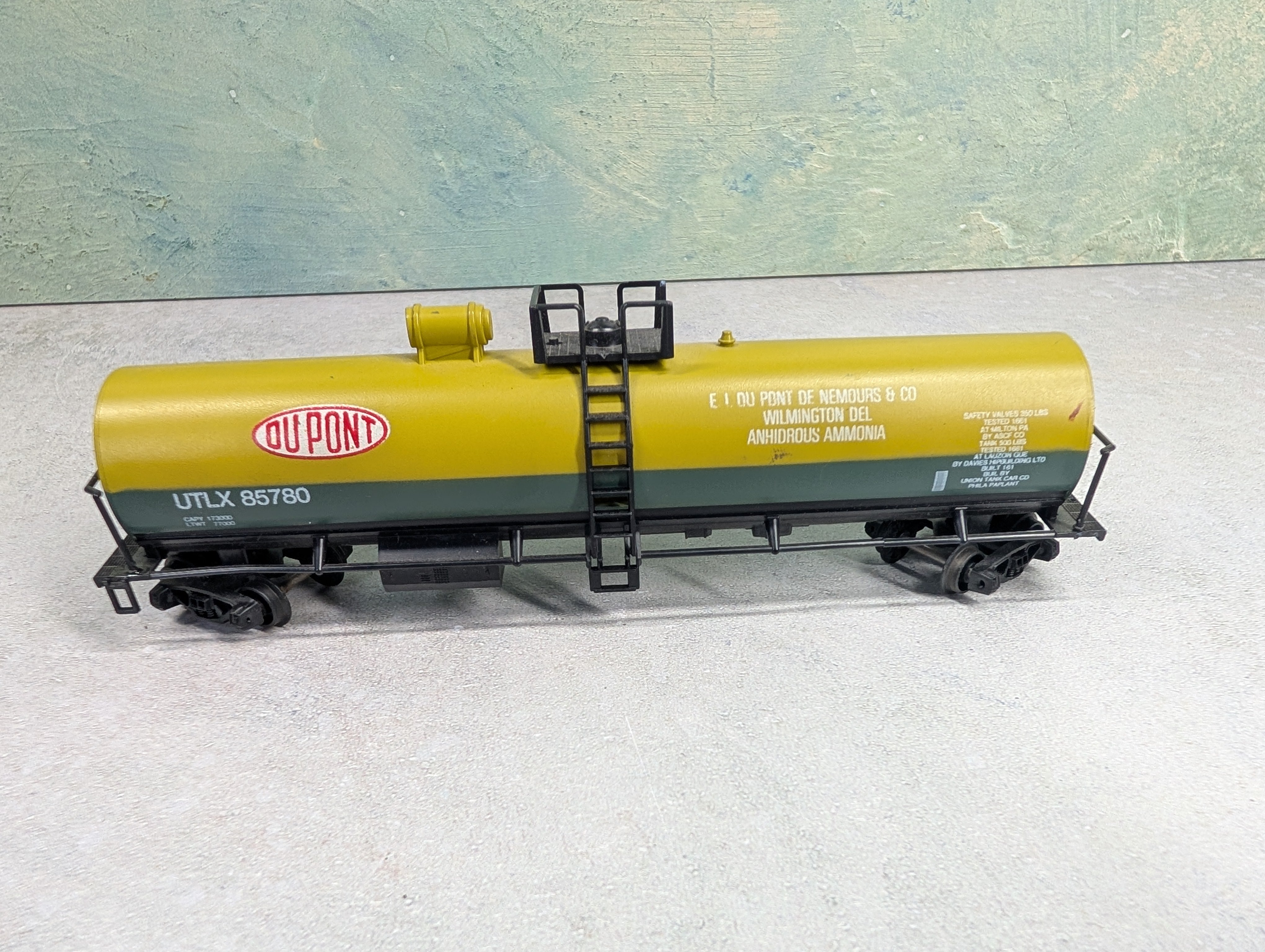 USED AHM HO Scale 50' Single Dome Tank Car DuPont UTLX #85780