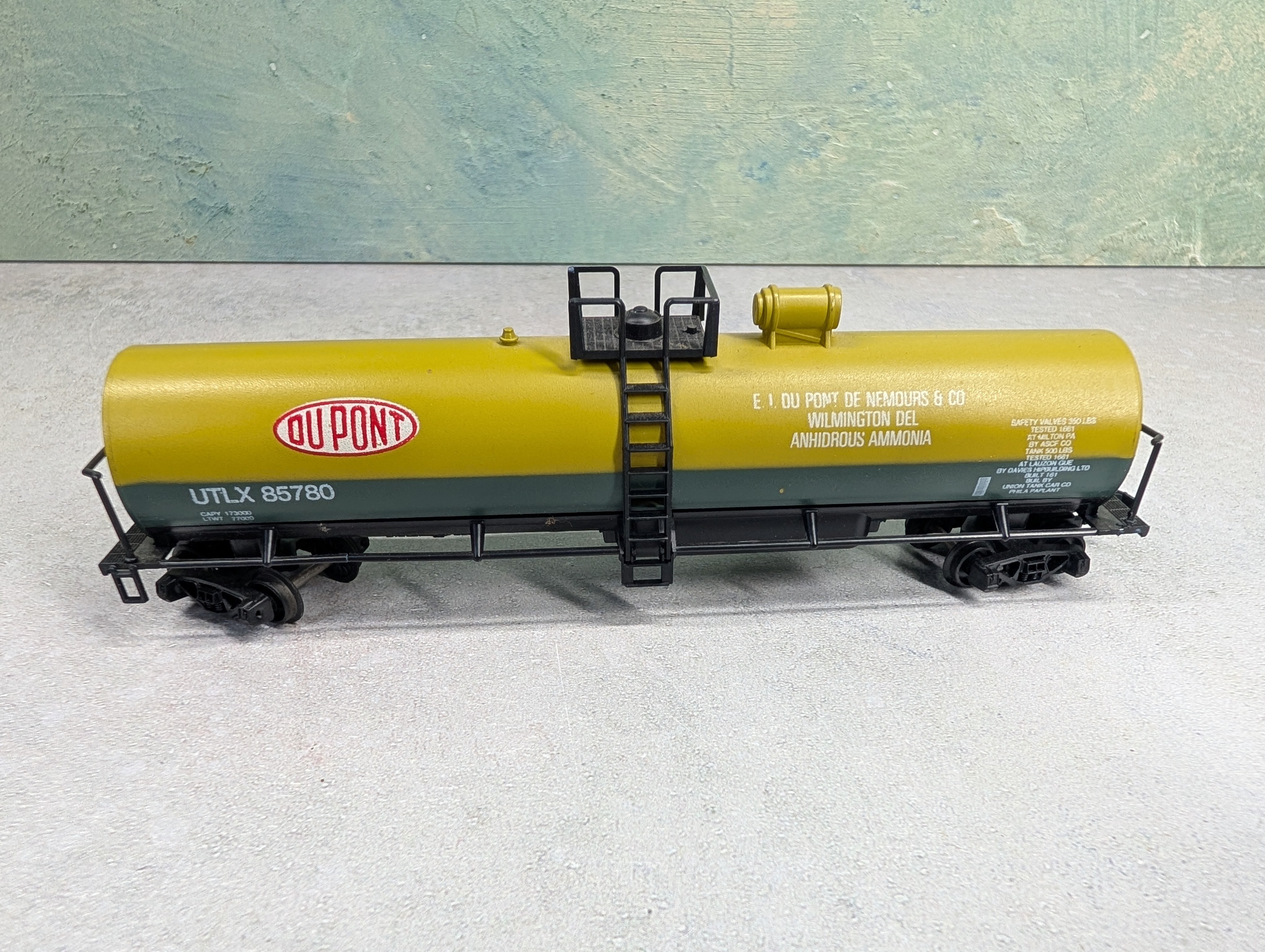 USED AHM HO Scale 50' Single Dome Tank Car DuPont UTLX #85780