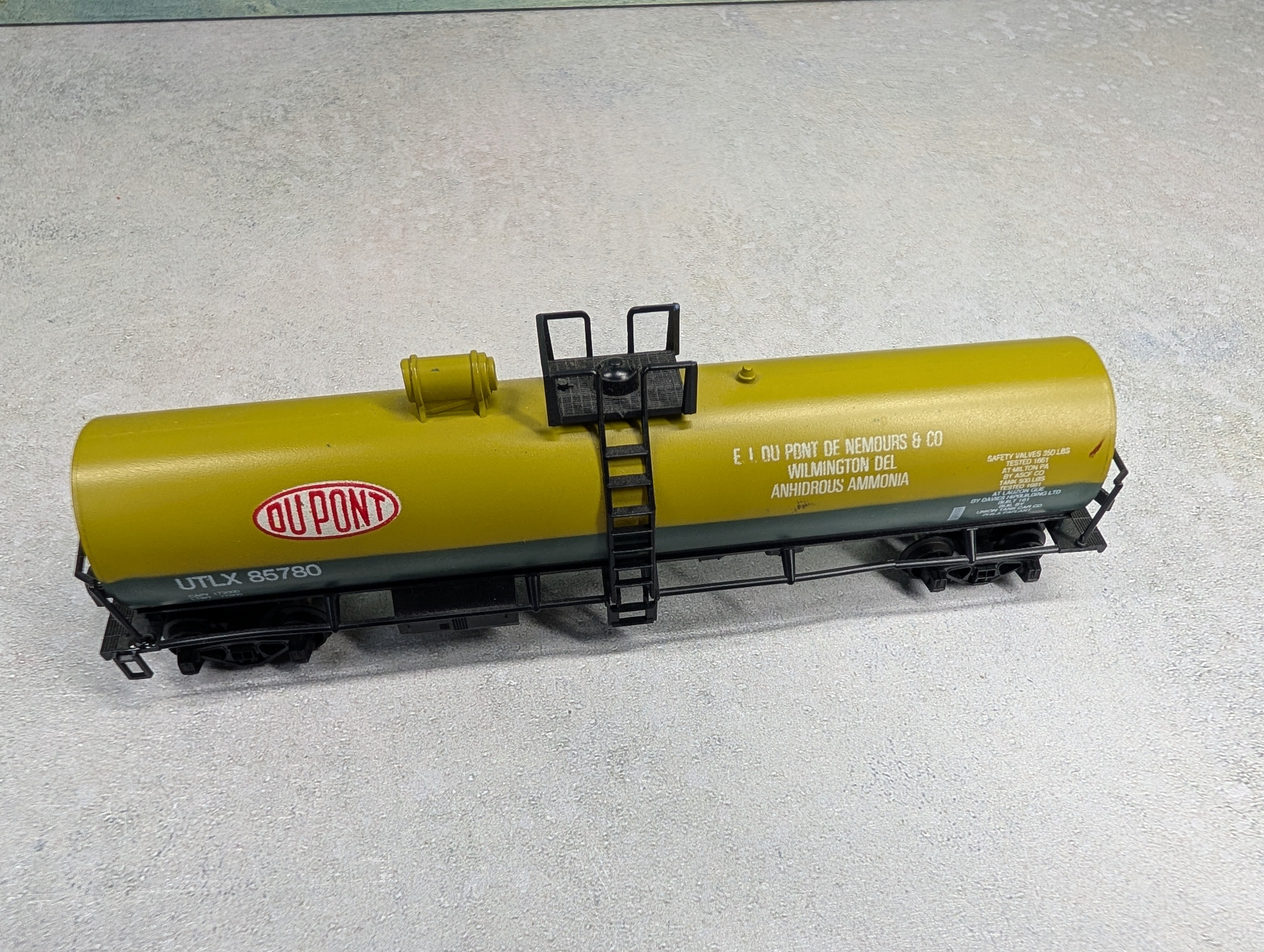 USED AHM HO Scale 50' Single Dome Tank Car DuPont UTLX #85780