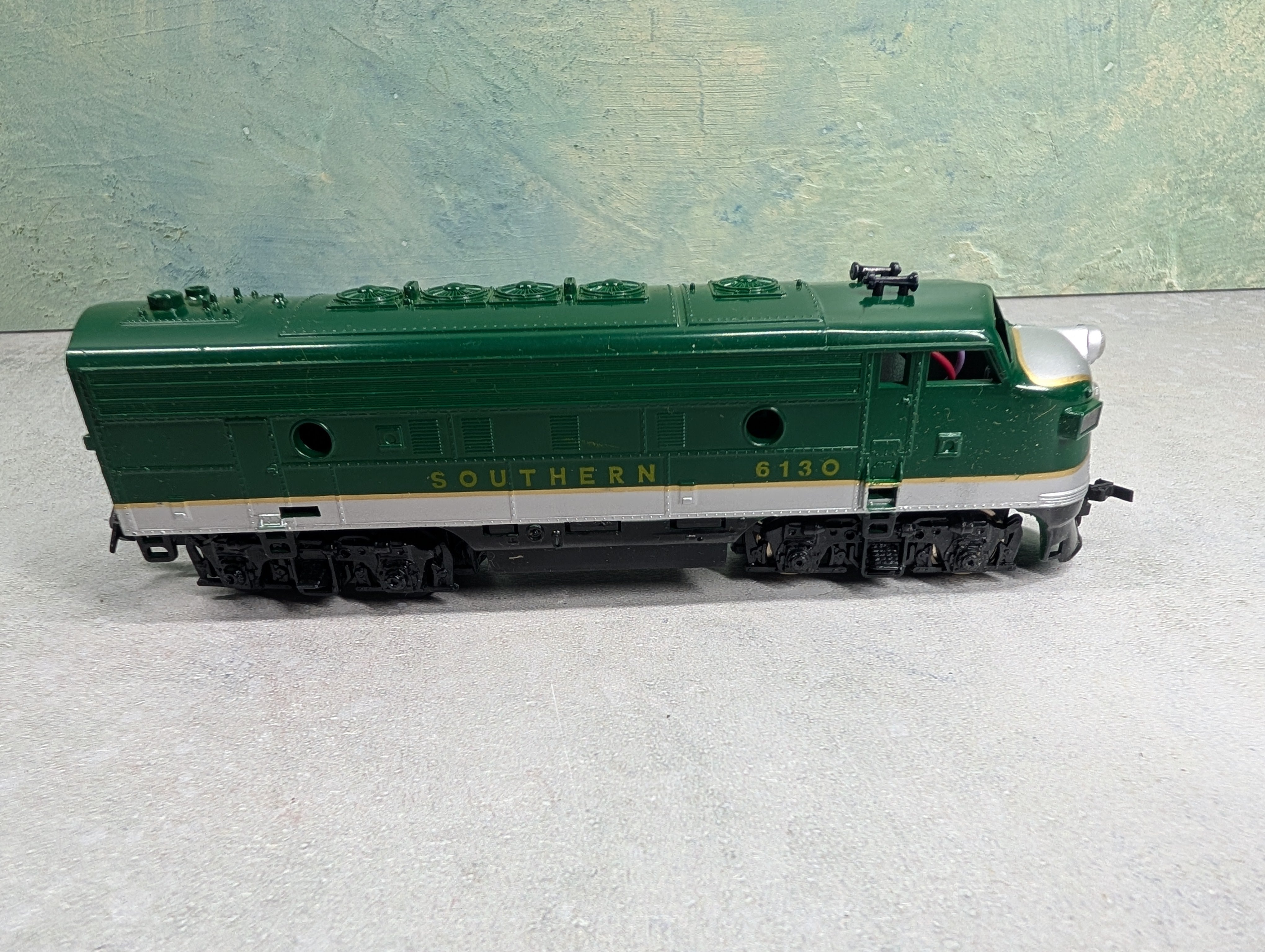 USED Life-Like HO Scale F-7A Diesel Locomotive Southern #6130 Parts/Repairs DC