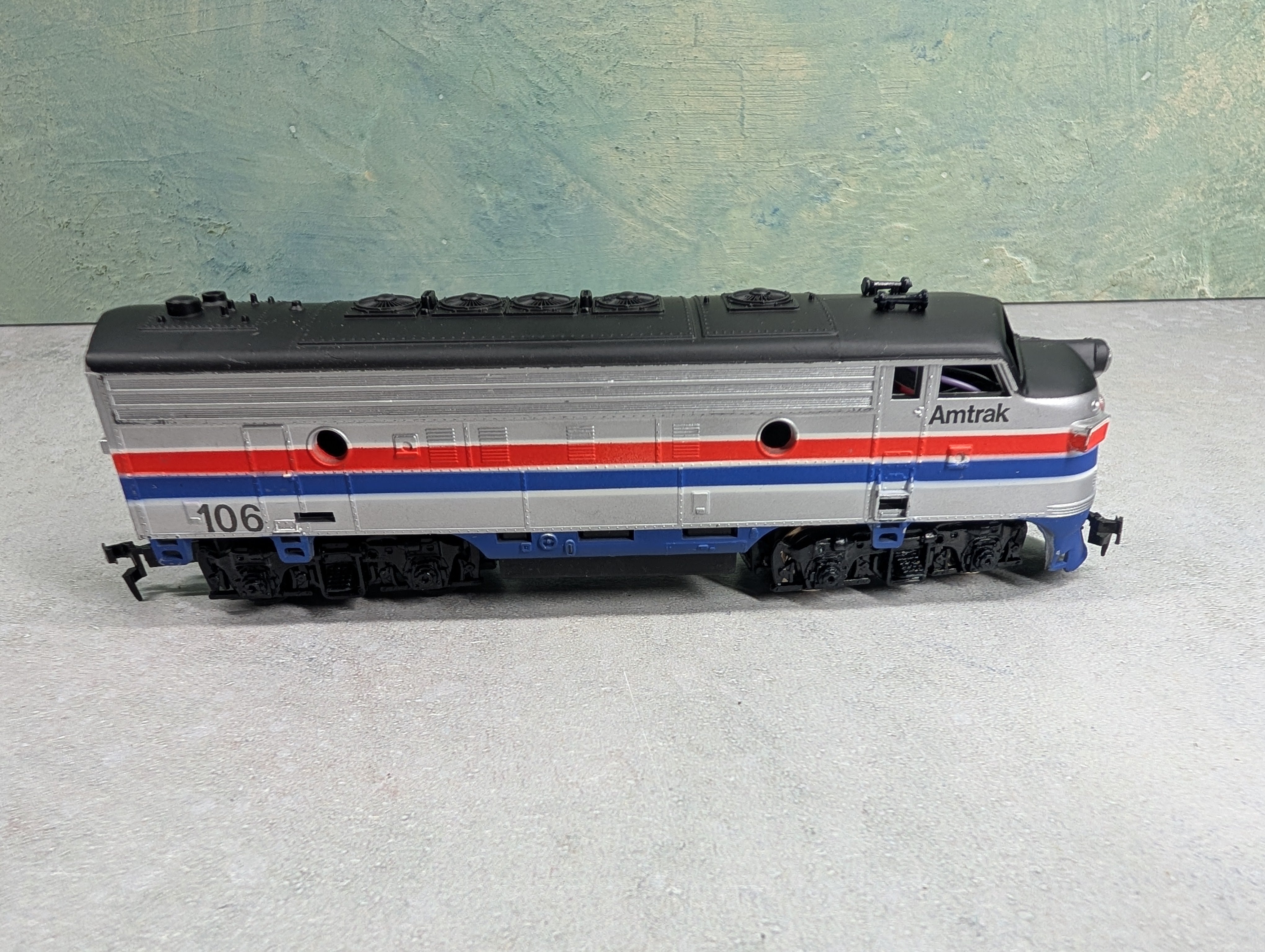 USED Life-Like HO Scale F-7A Diesel Locomotive Amtrak #106 Parts/Repairs DC