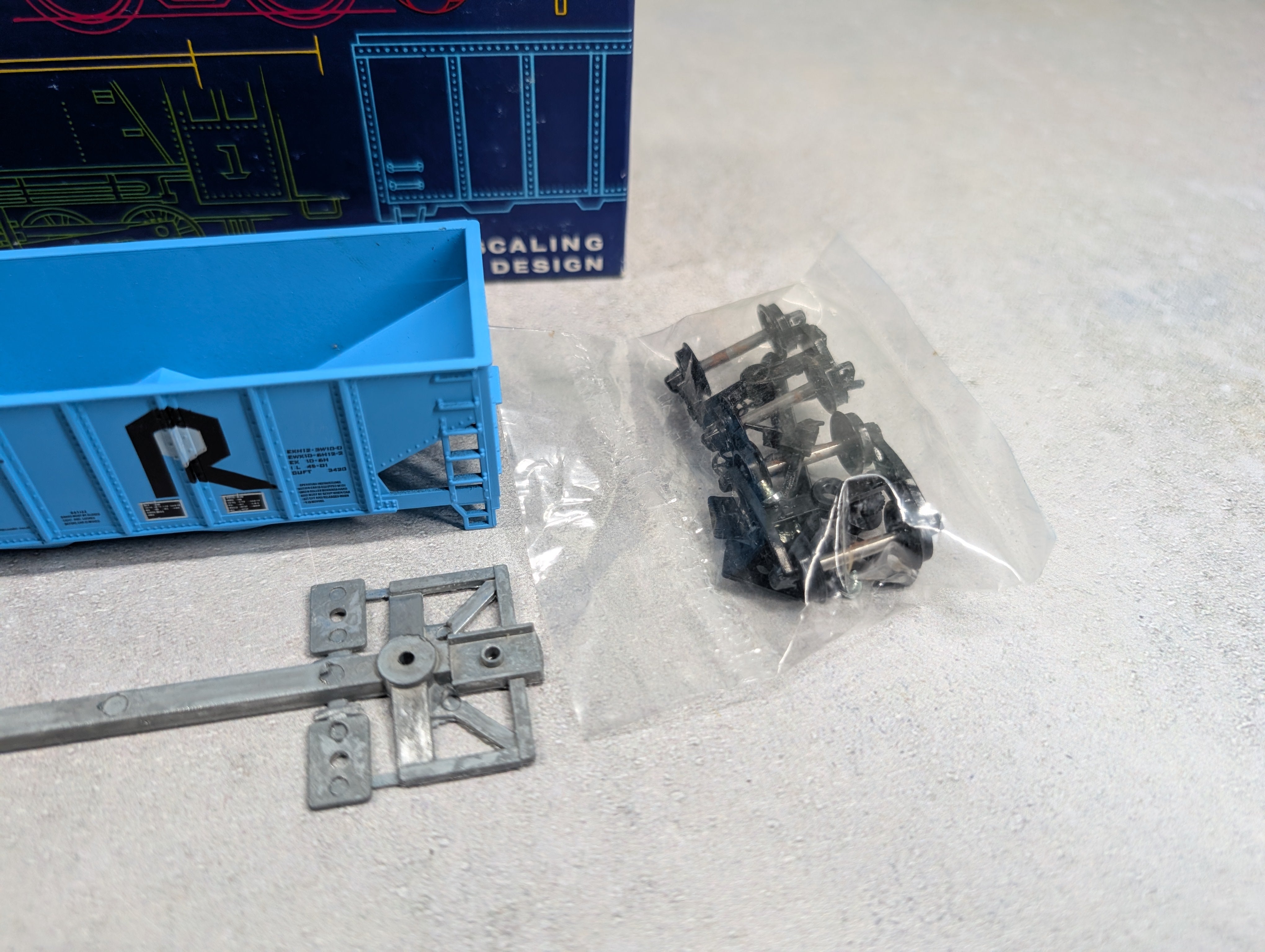 USED Roundhouse 1010 HO Scale 3 Bay Rib Side Hopper Rock Island #700002 KIT