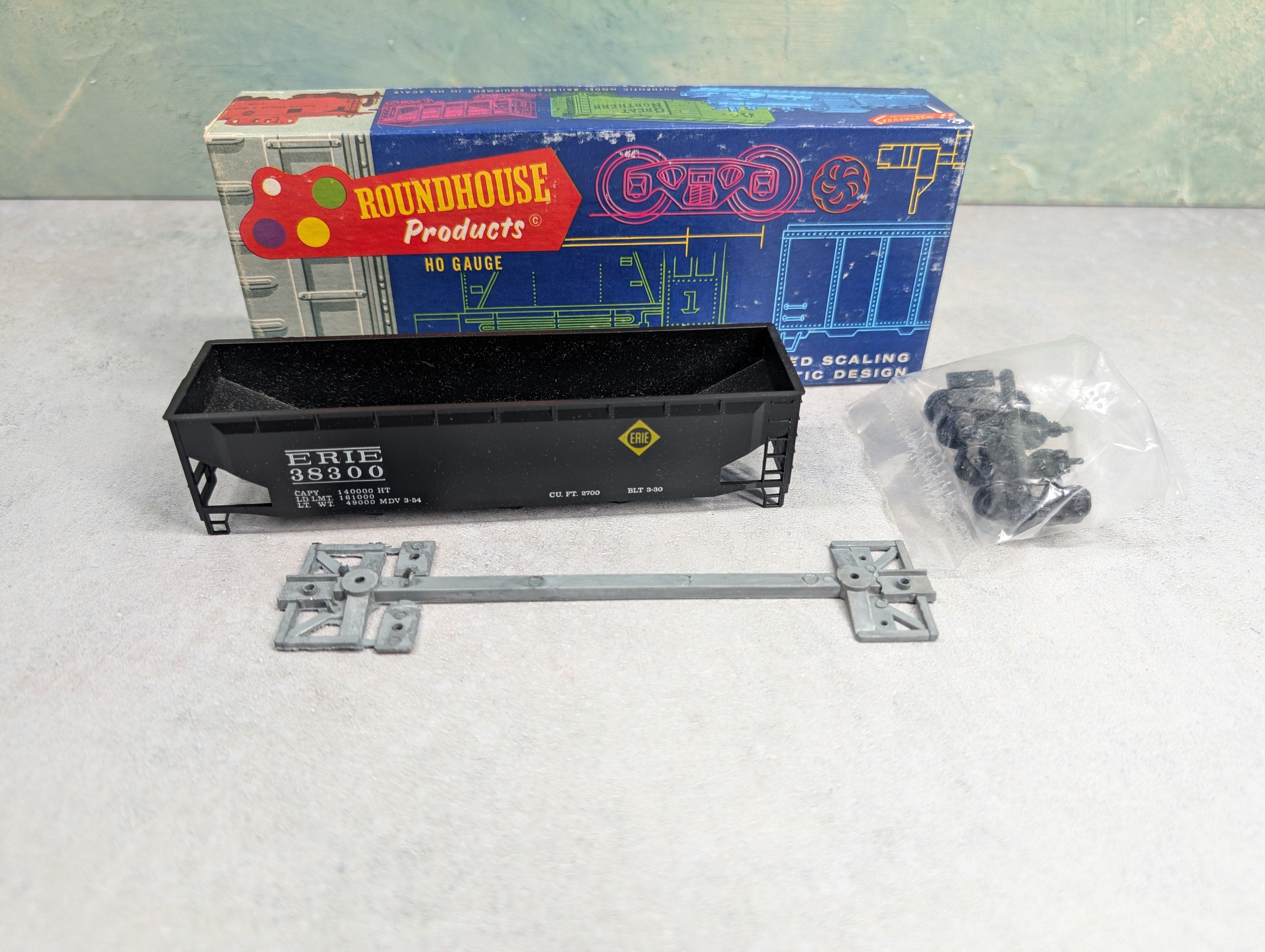 USED Roundhouse 1611 HO Scale 3-Bay Offset Hopper Erie #38300 KIT