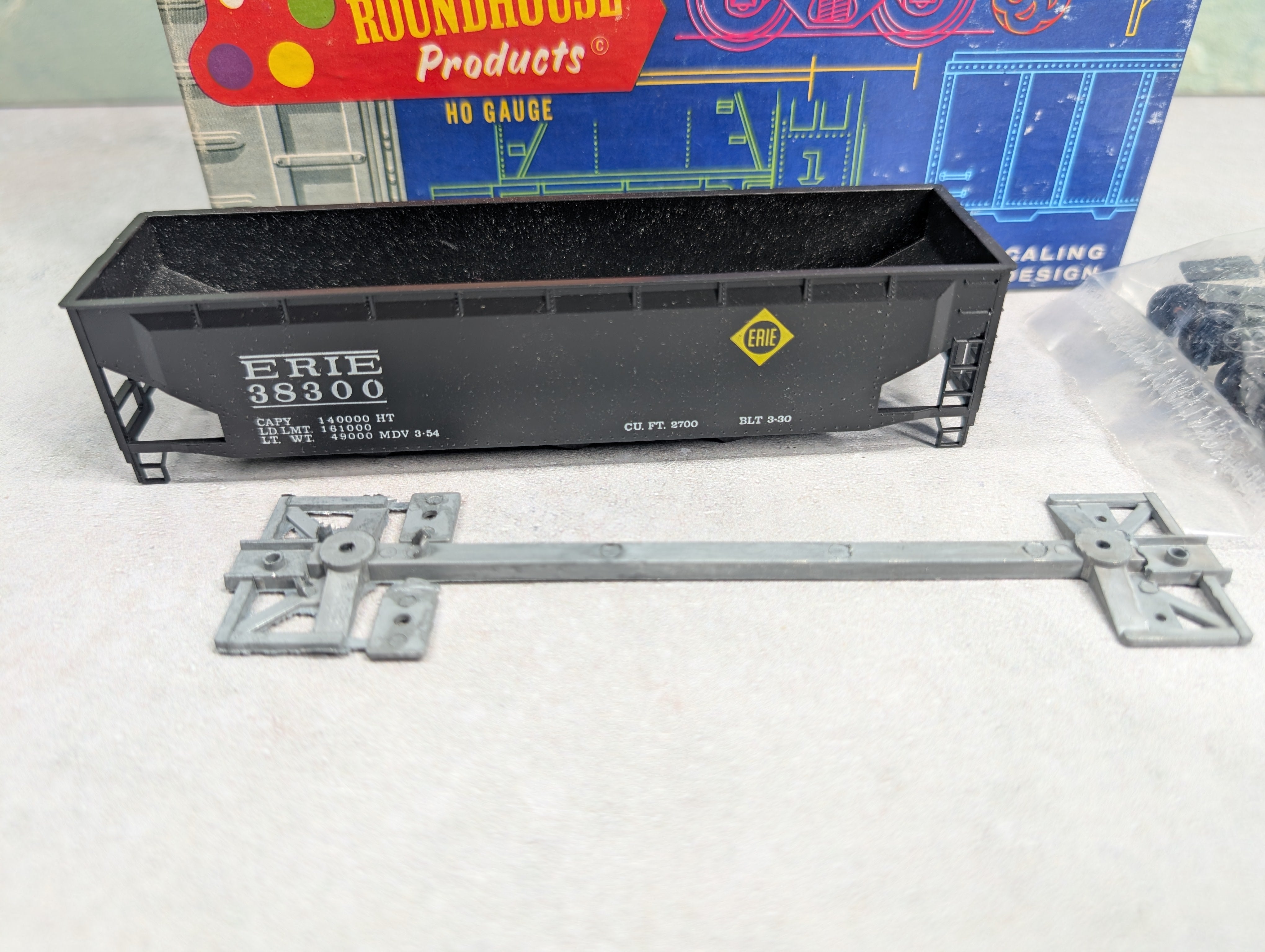 USED Roundhouse 1611 HO Scale 3-Bay Offset Hopper Erie #38300 KIT