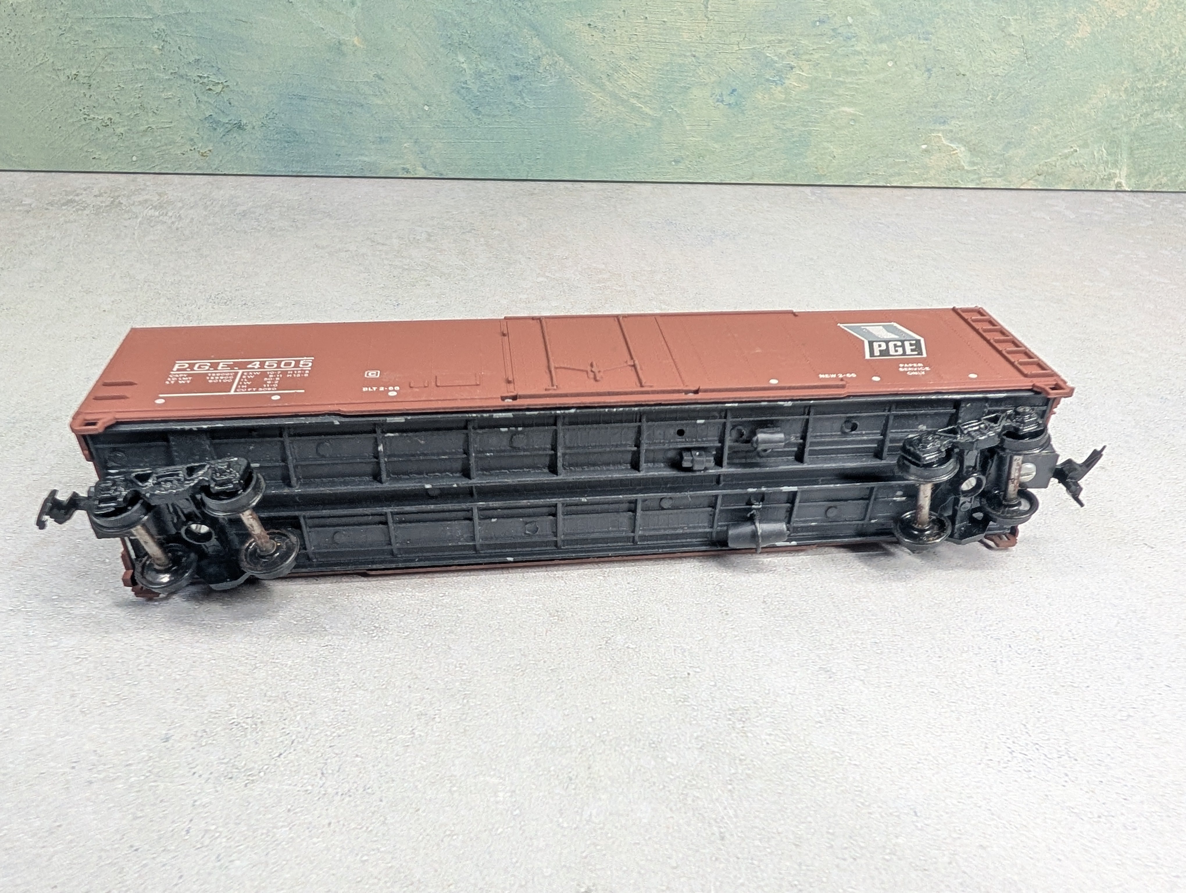 USED Roundhouse HO Scale 50' Box Car Pacific Great Eastern PGE #4505
