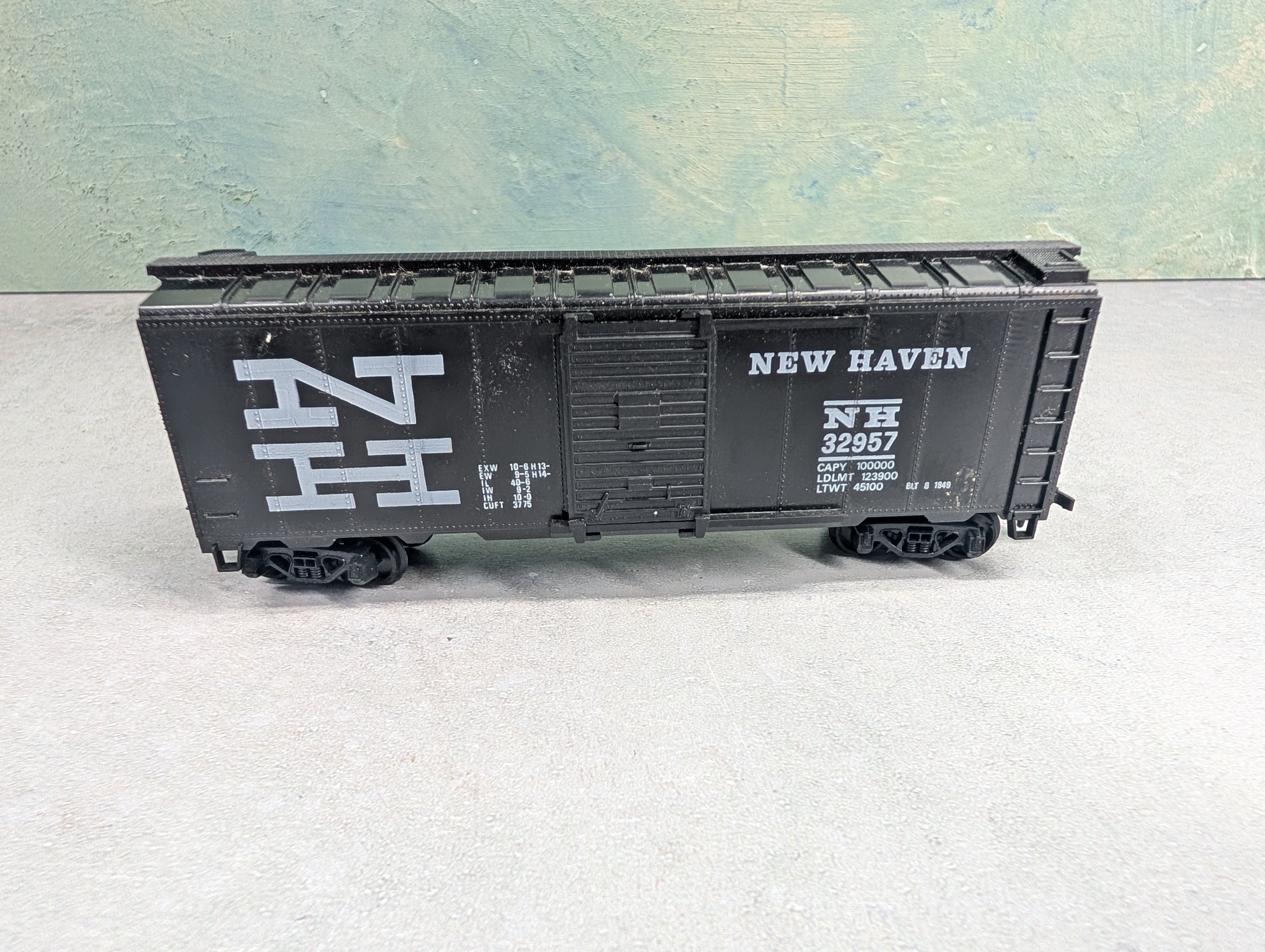 USED HO Scale 40' Box Car New Haven NH #32957