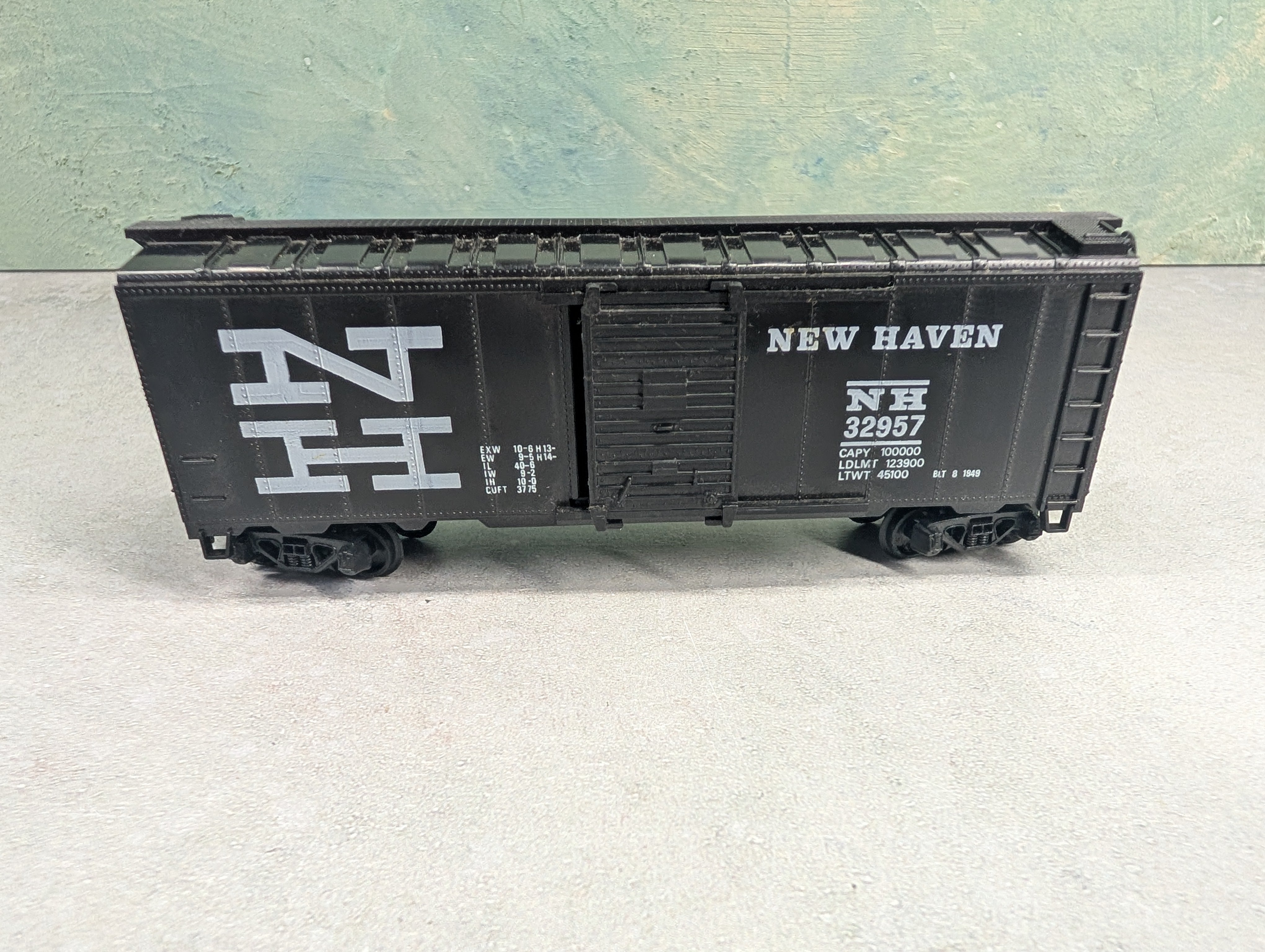 USED HO Scale 40' Box Car New Haven NH #32957