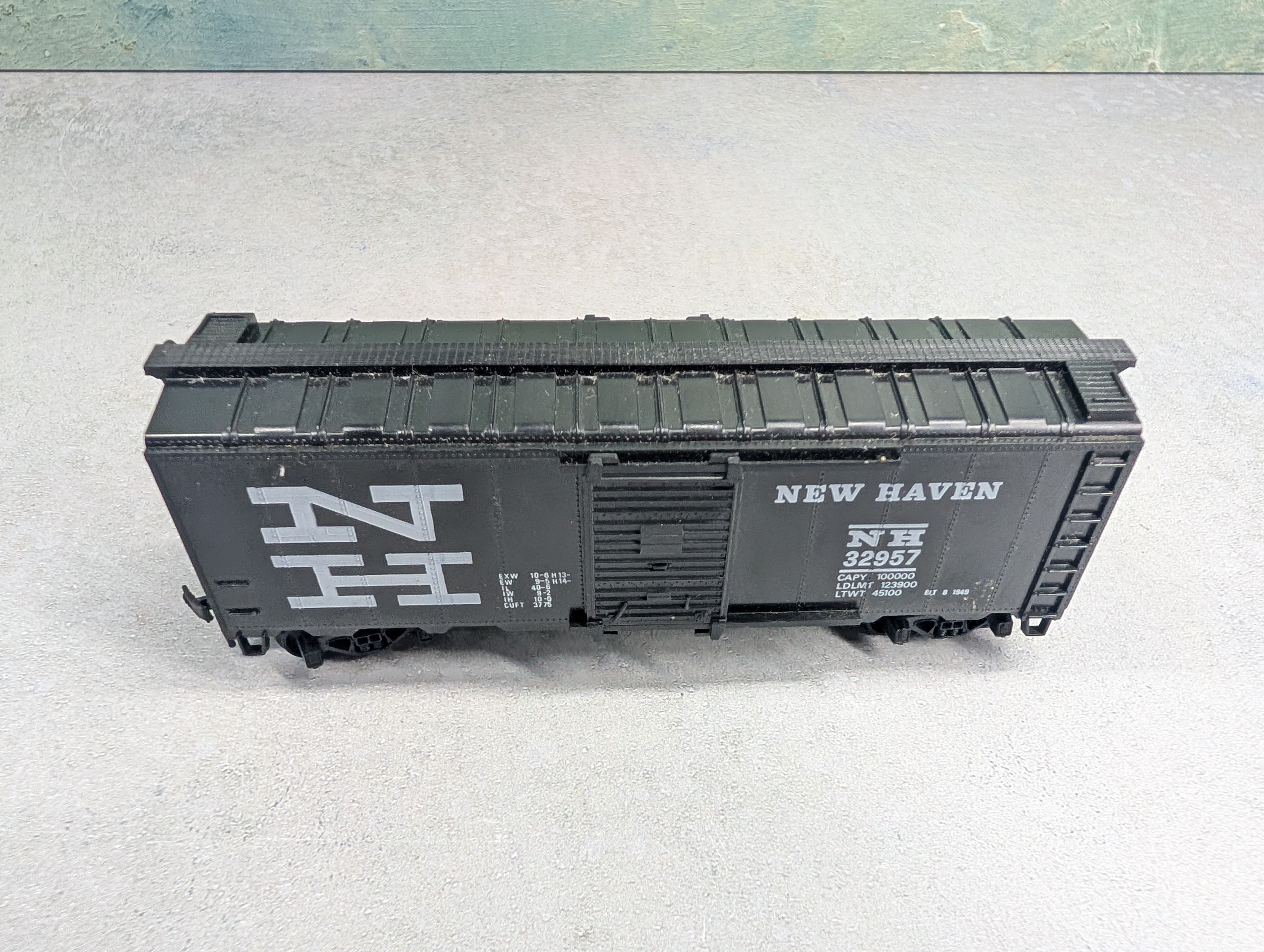 USED HO Scale 40' Box Car New Haven NH #32957