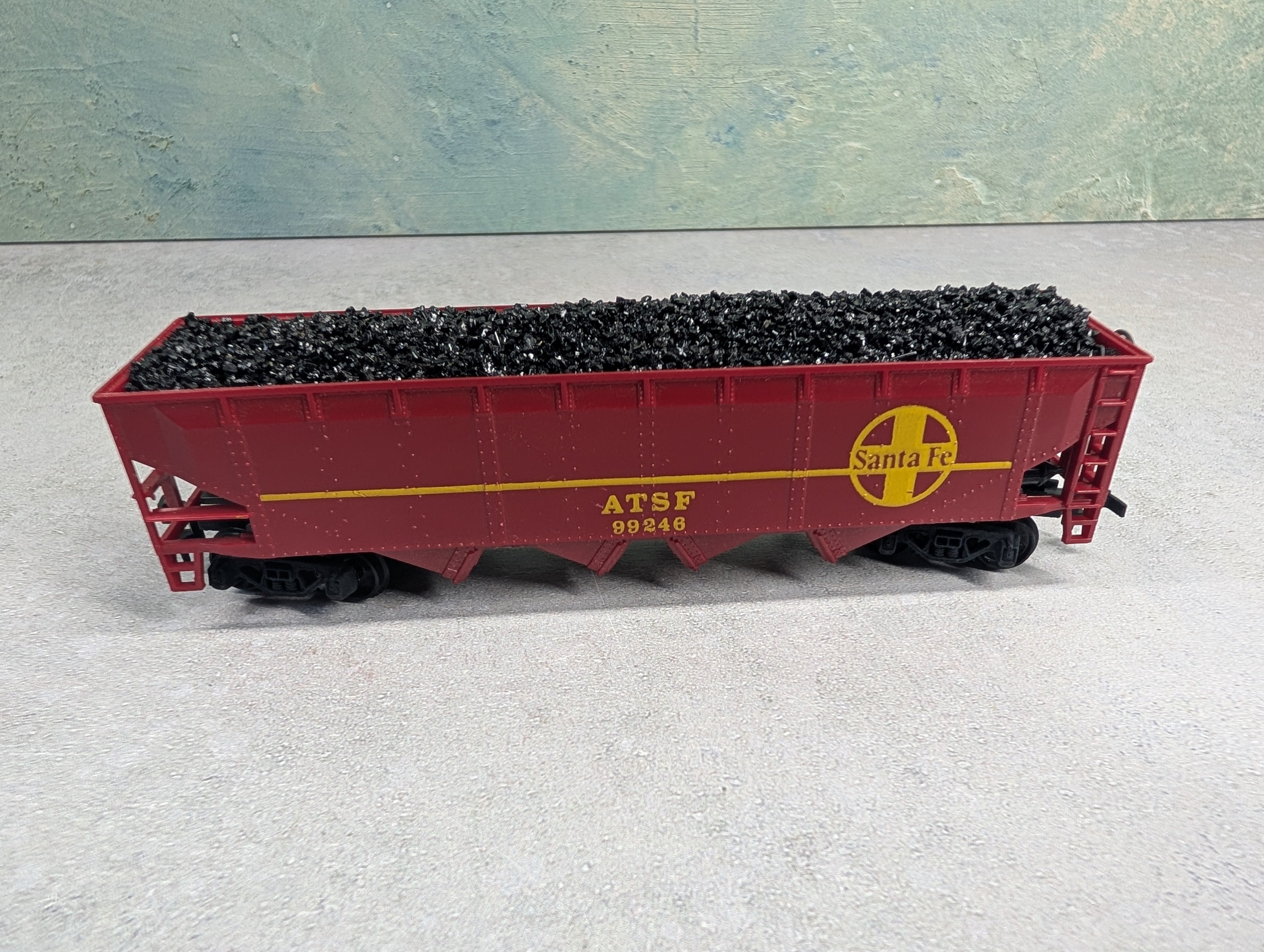 USED Bachmann HO Scale Quad Hopper Santa Fe ATSF w/ Coal Load