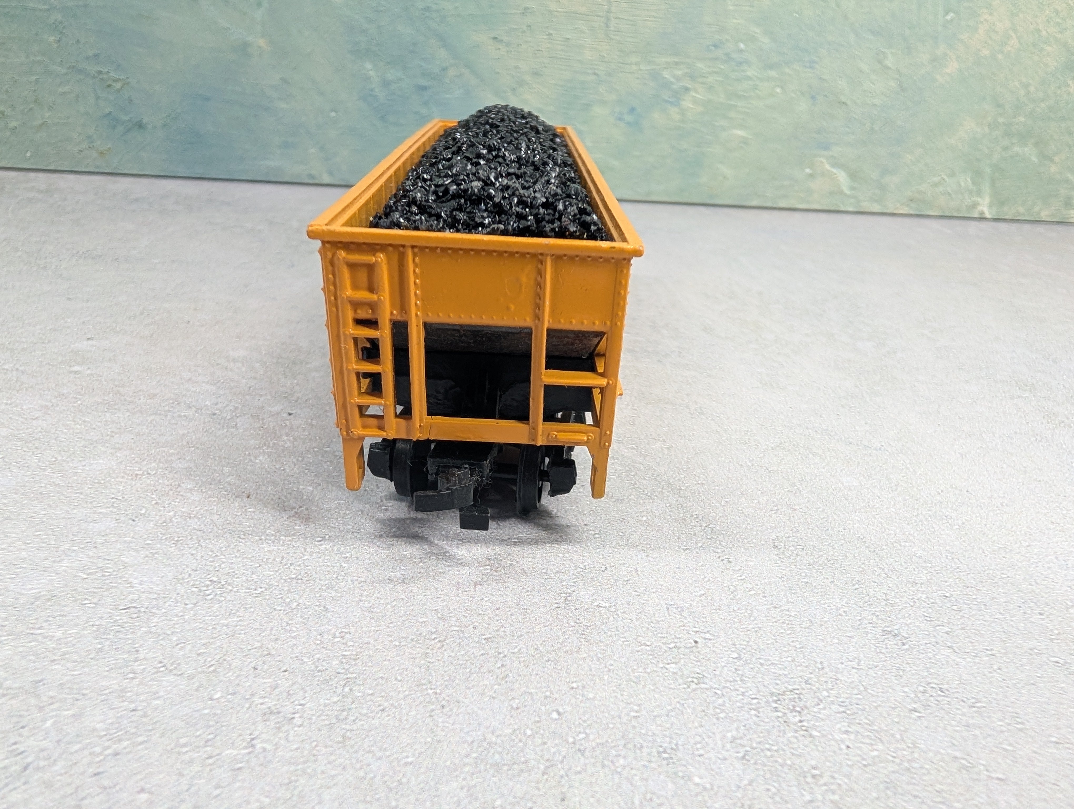 USED Bachmann HO Scale Quad Hopper Union Pacific UP #518125 w/ Coal Load