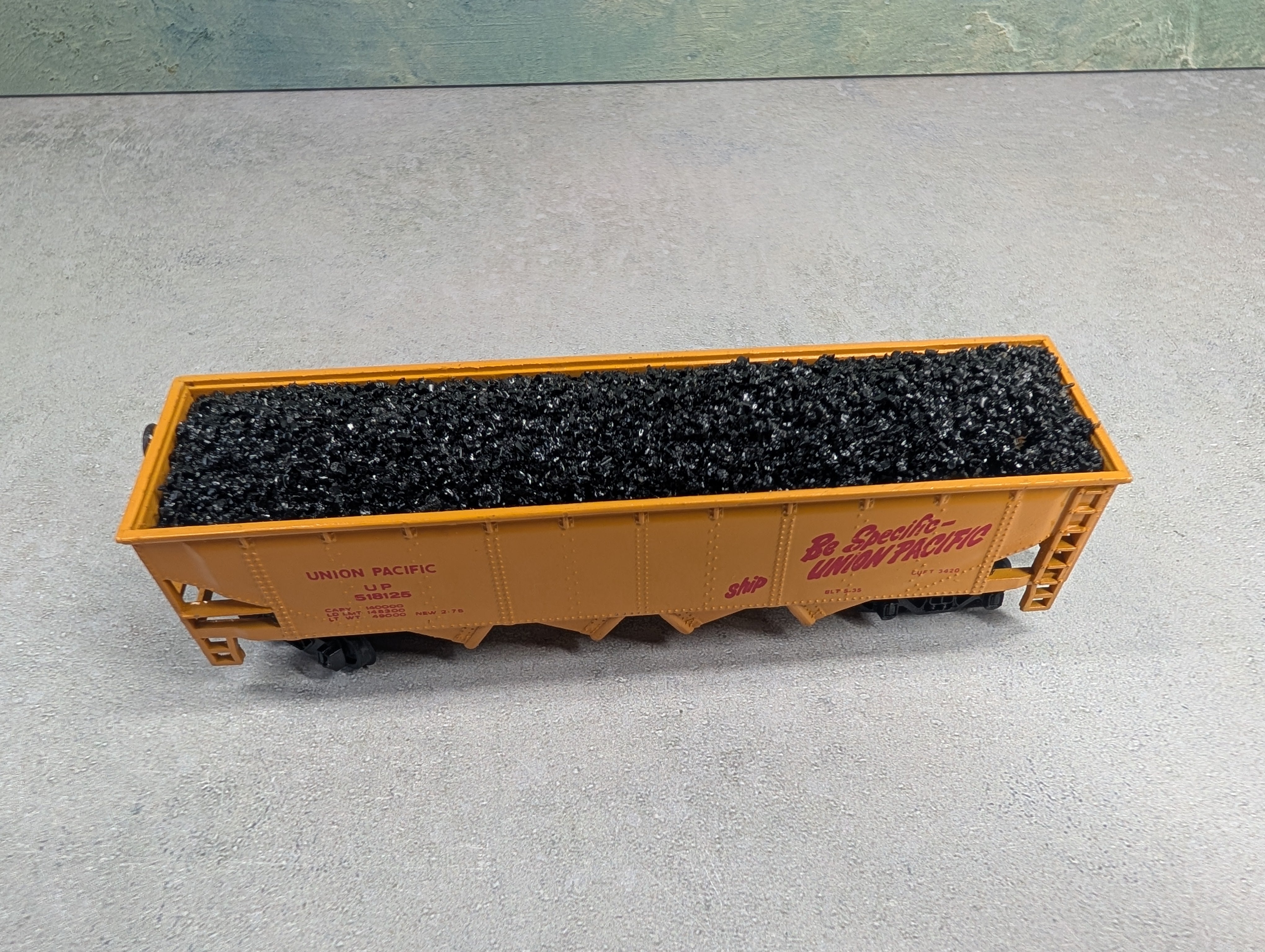 USED Bachmann HO Scale Quad Hopper Union Pacific UP #518125 w/ Coal Load