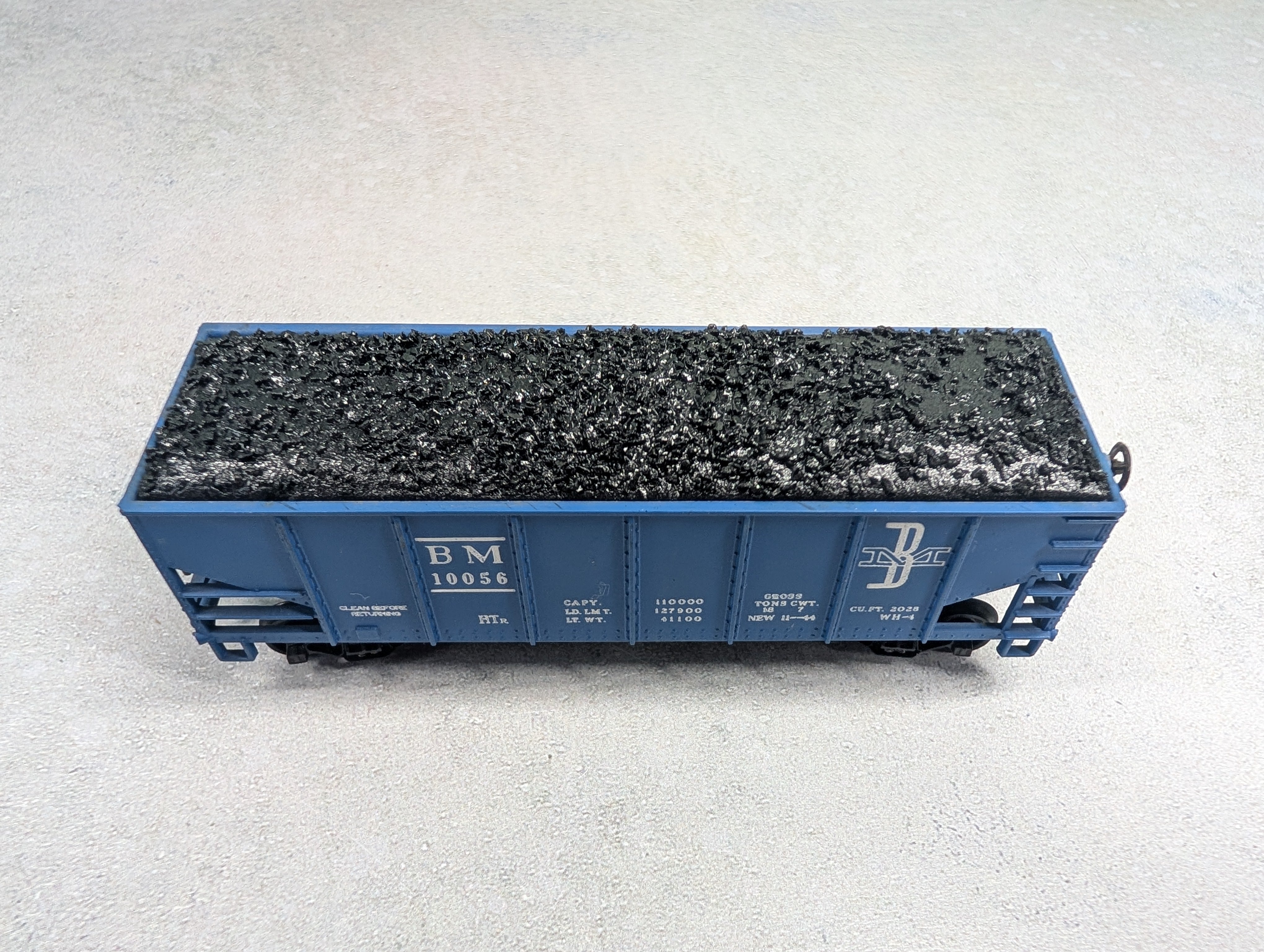 USED Tyco HO Scale Operating 2 Bay Hopper Boston and Maine BM #10056 w/ Coal Load
