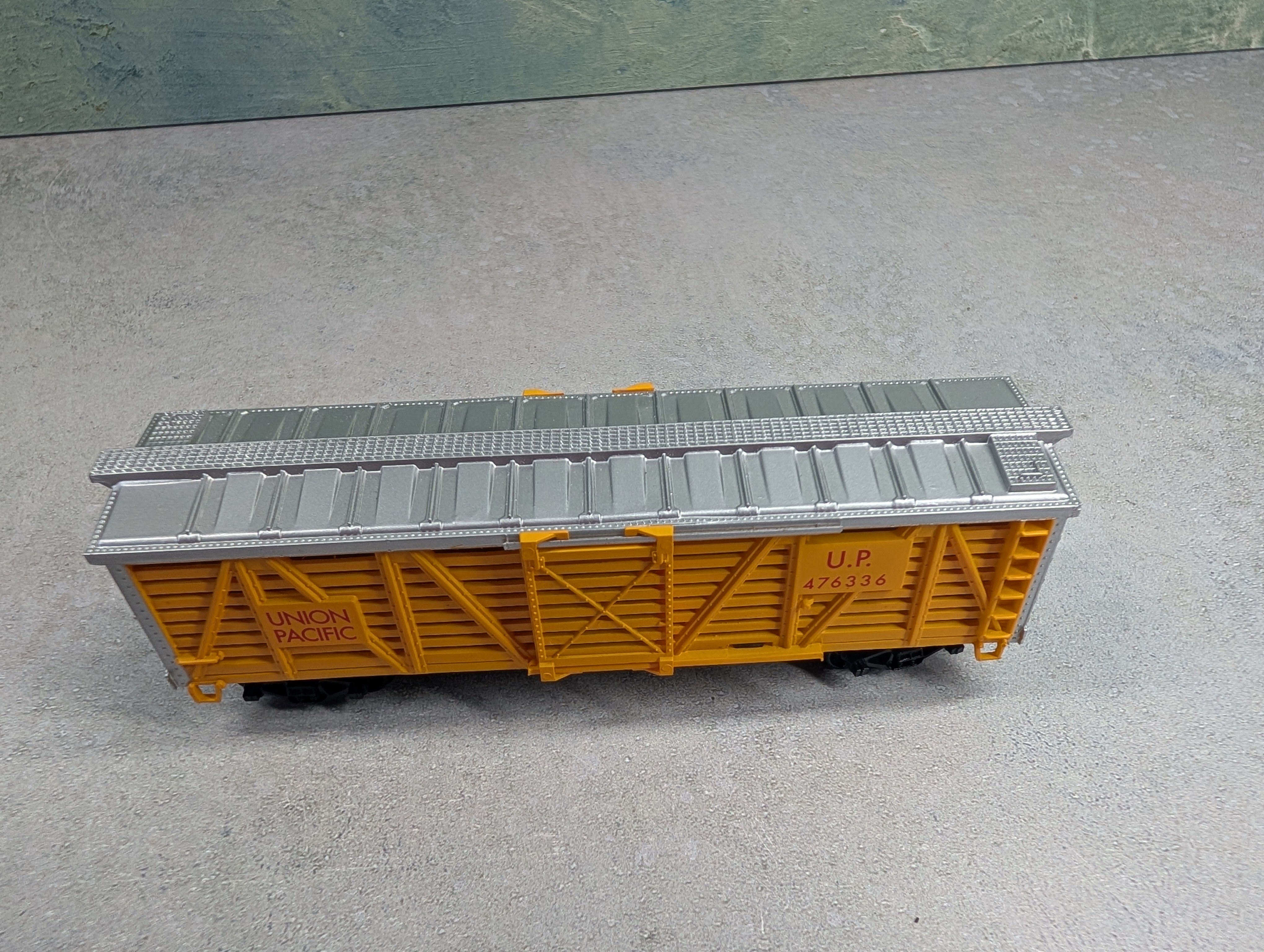 USED Life-Like HO Scale 40' Cattle Stock Car Union Pacific UP #476336 Silver Roof